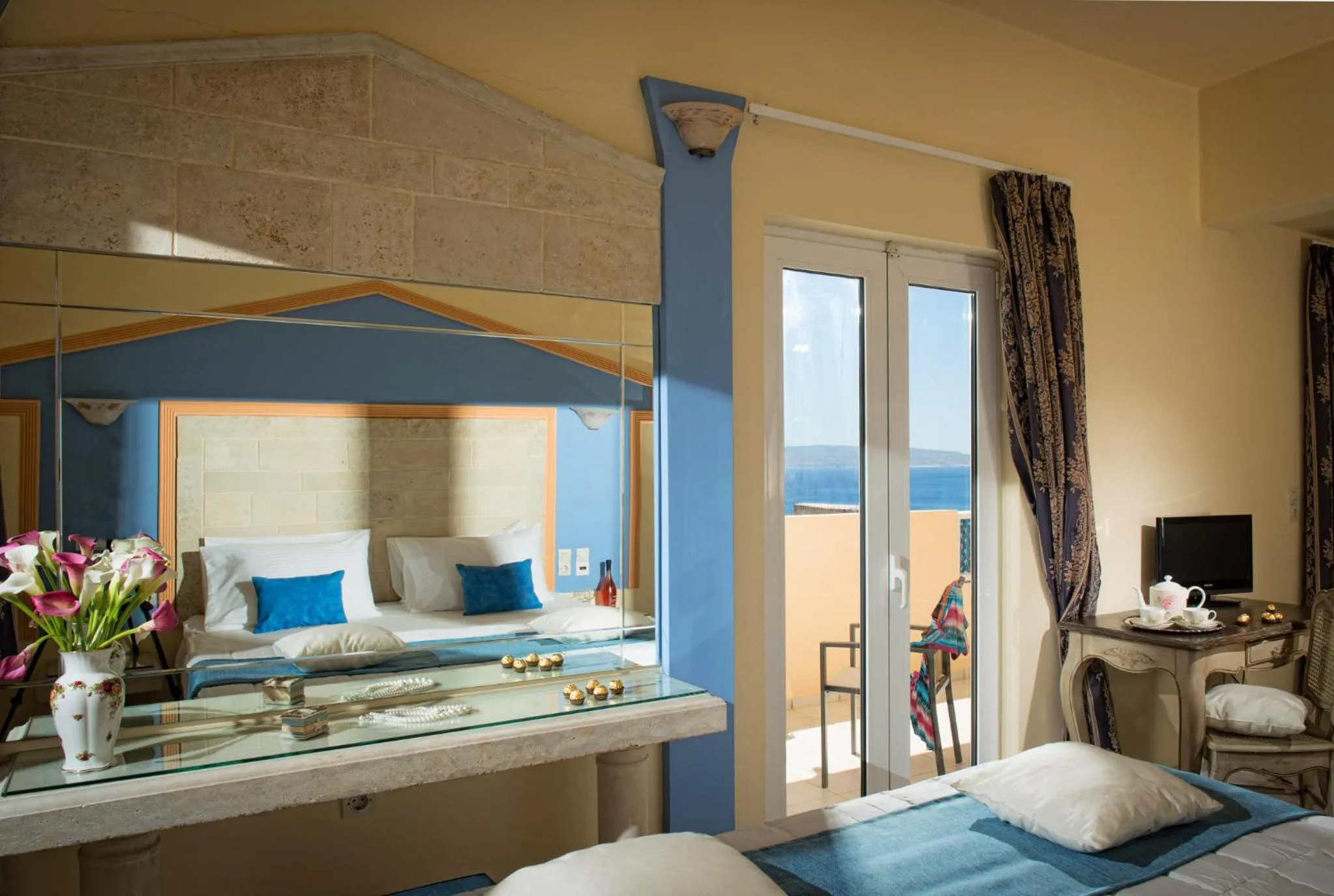 Communal lounge/ TV room, Bed in Astoria Hotel