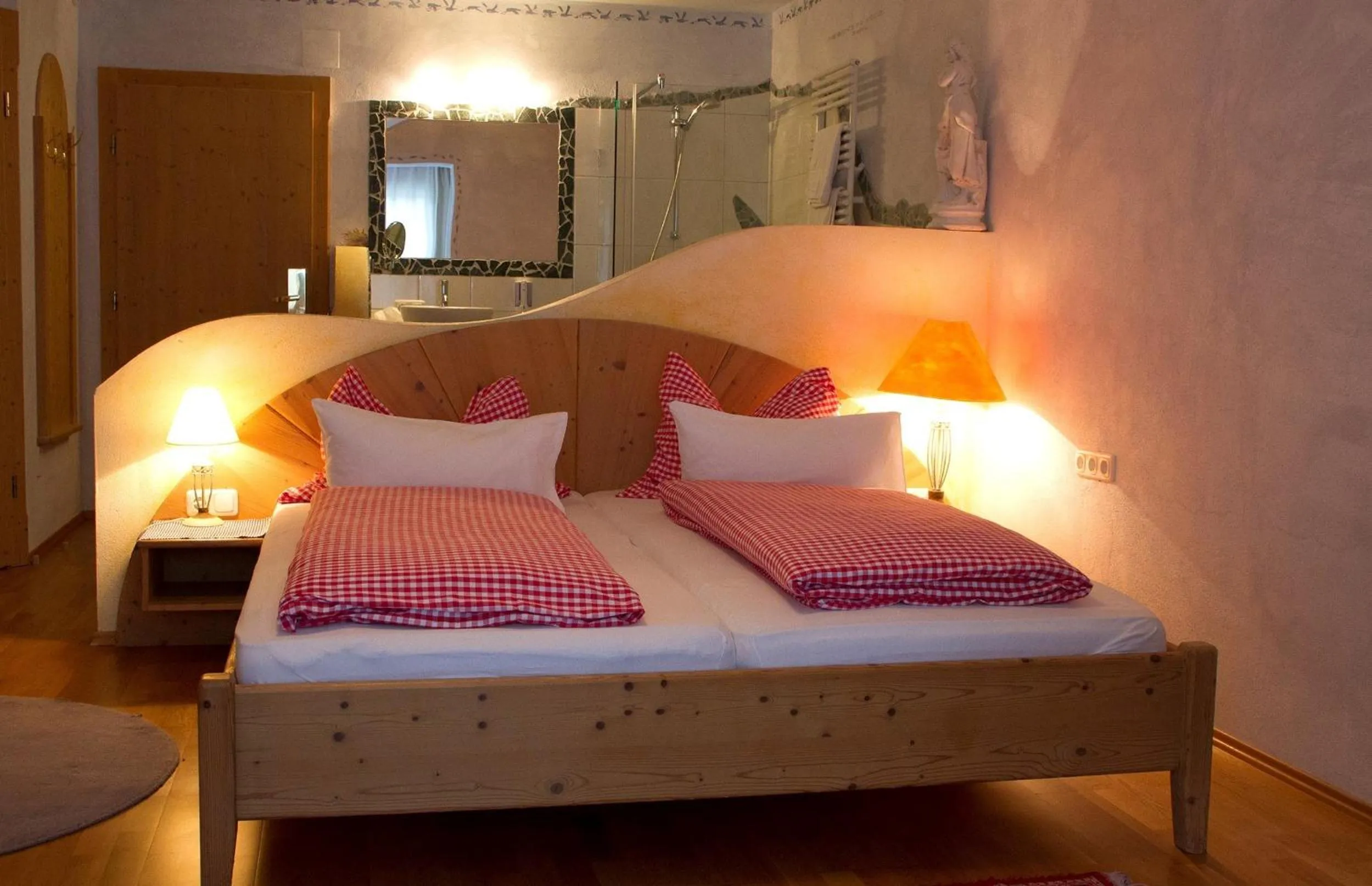 Photo of the whole room, Bed in Der Grubacher