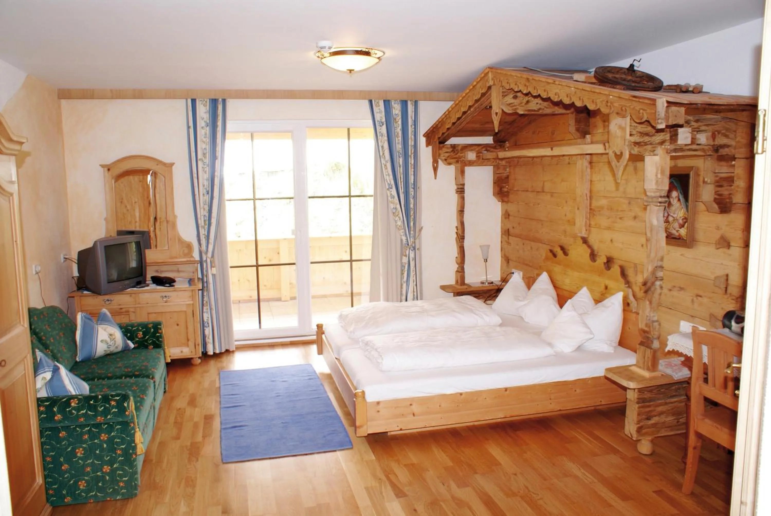Photo of the whole room, Bed in Der Grubacher