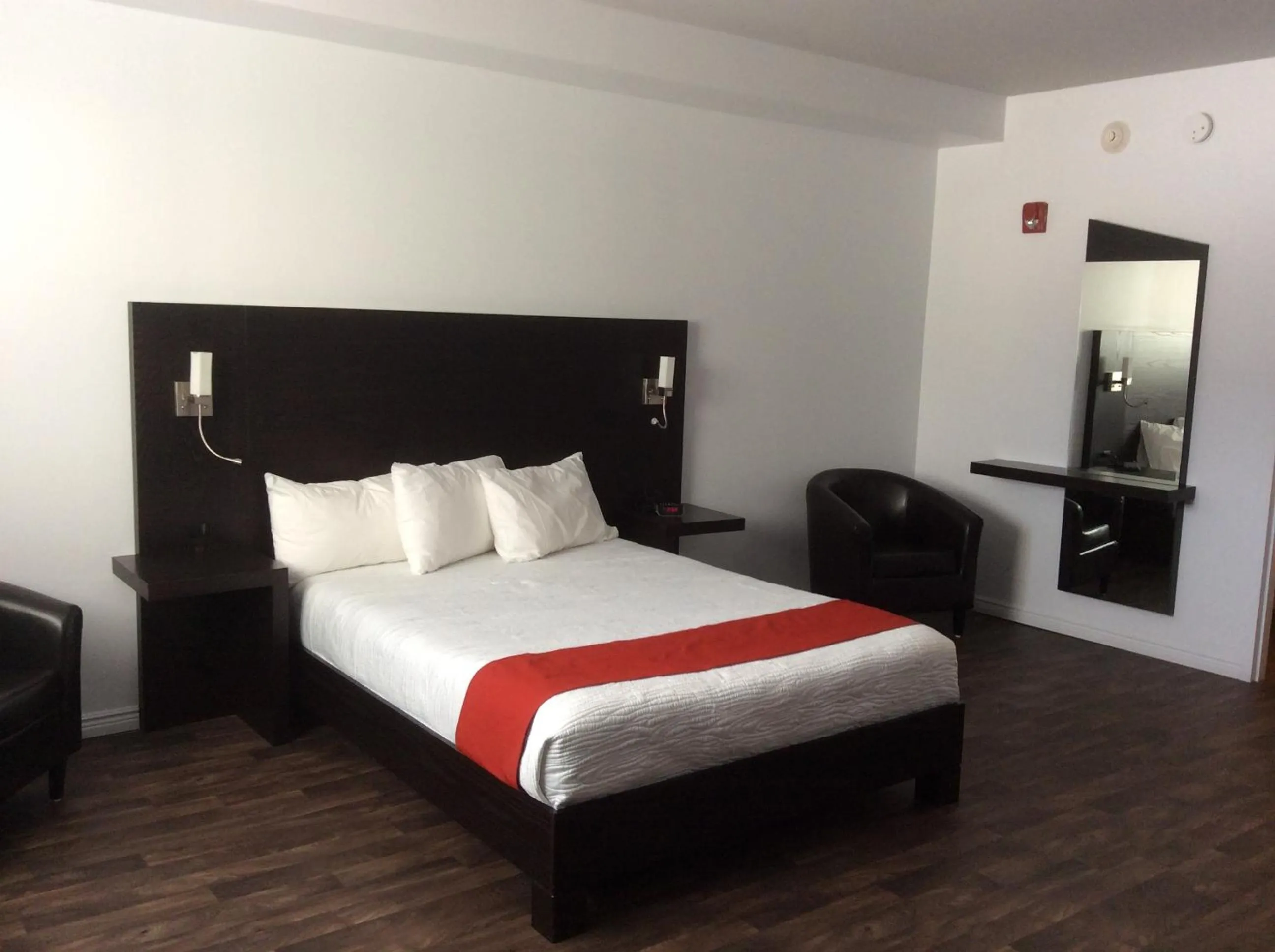 Bedroom, Bed in Hôtel-Motel 1212