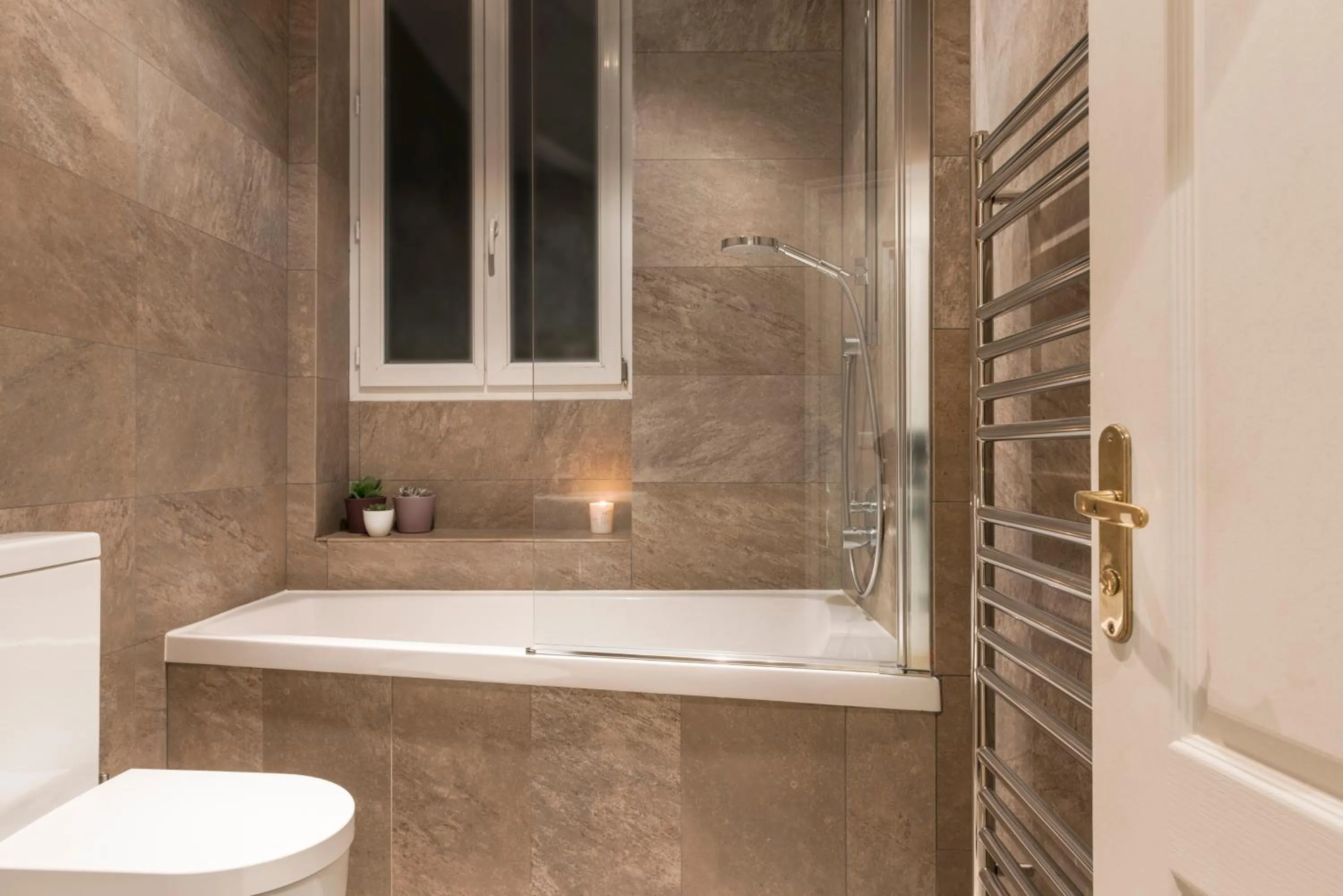 Bathroom in Hôtel De La Porte Dorée