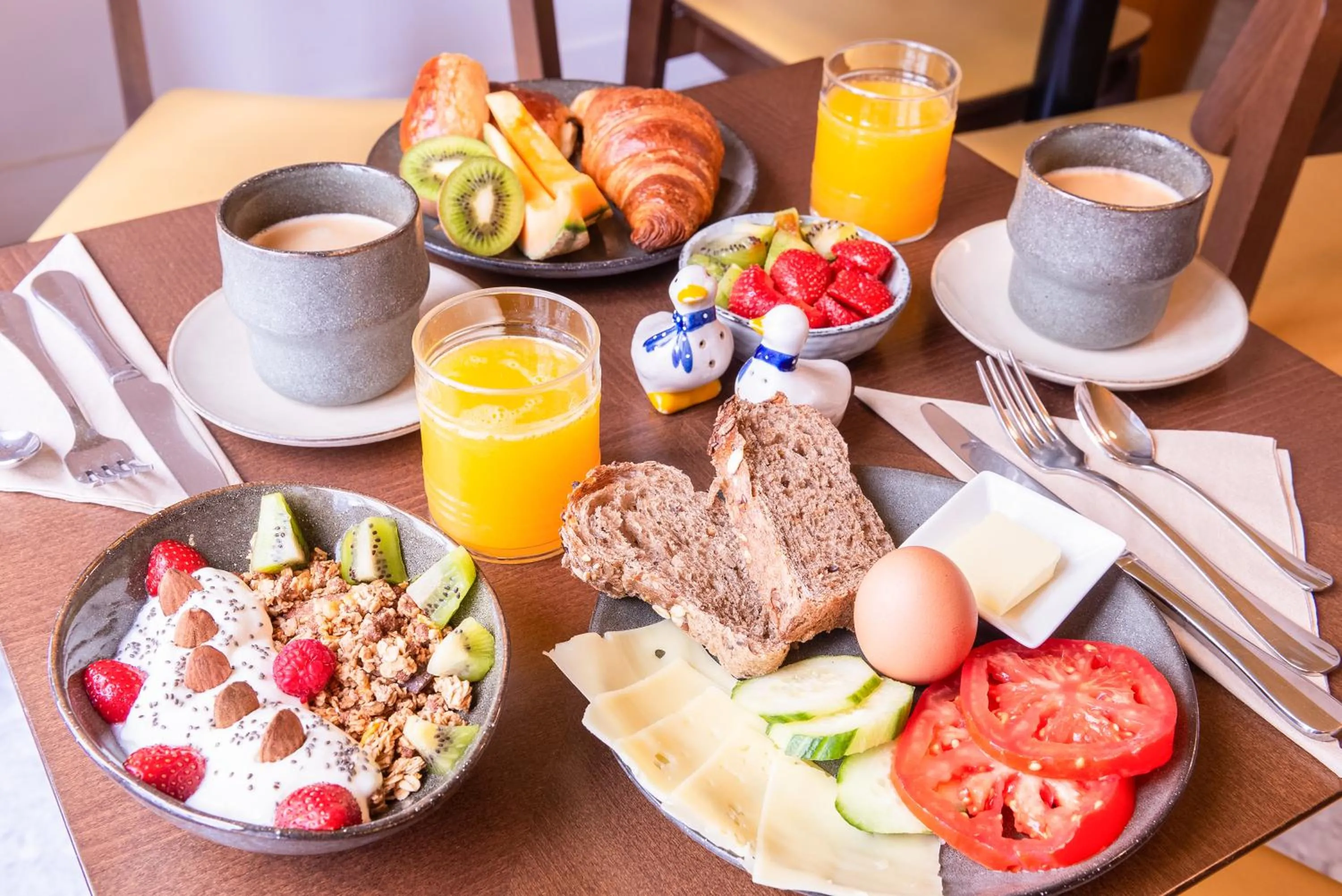 Breakfast in Hôtel De La Porte Dorée