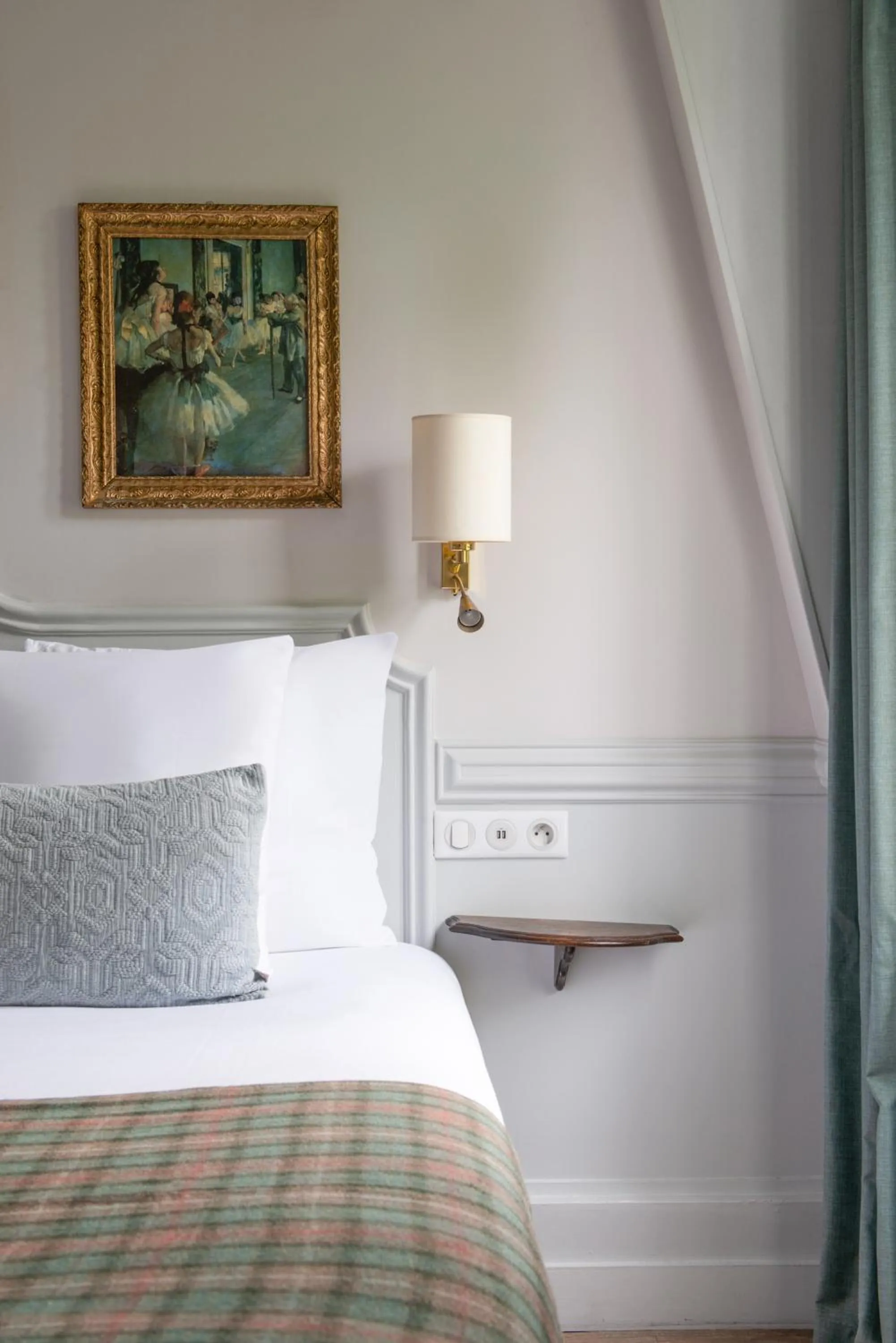 Bed in Hôtel De La Porte Dorée