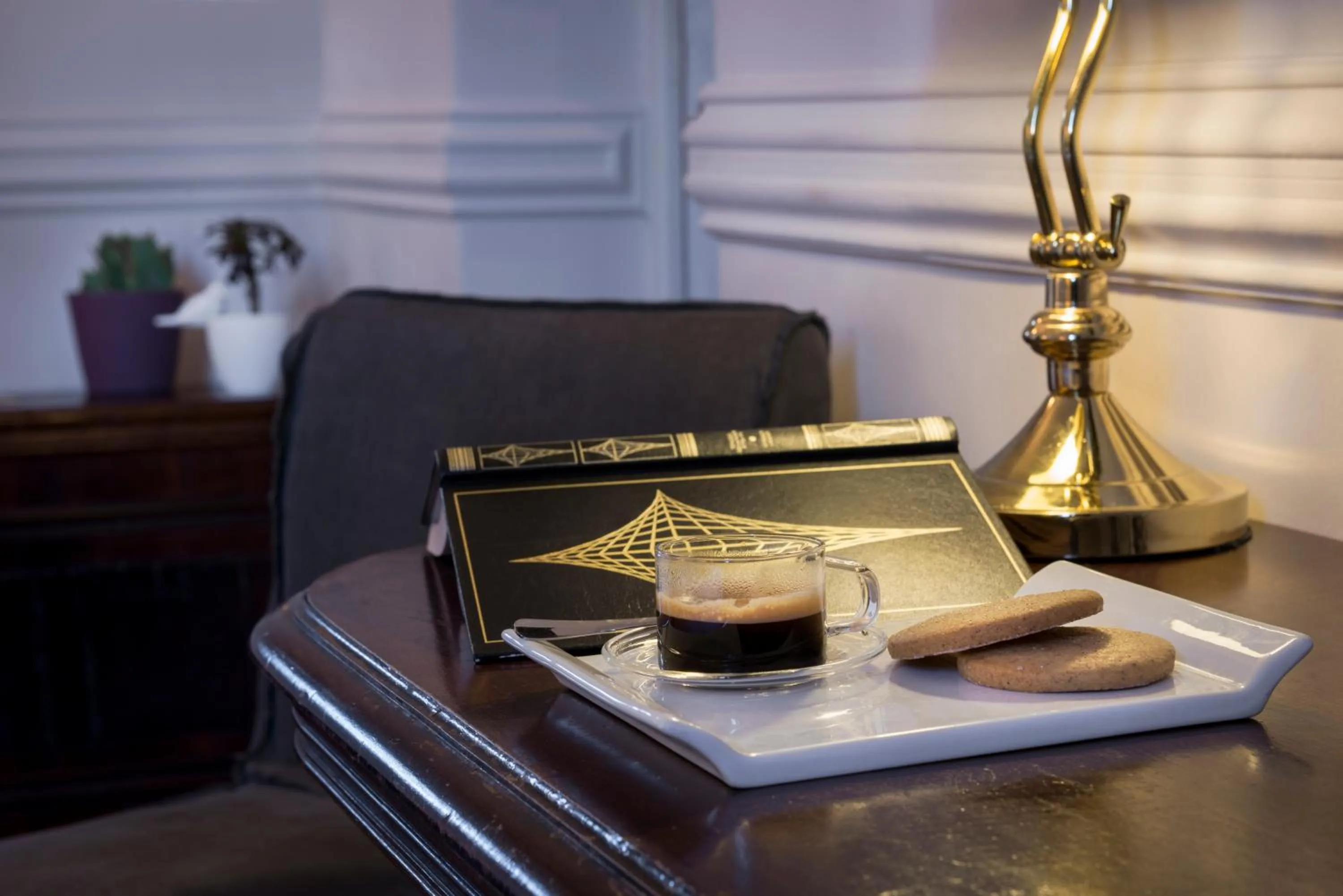 Decorative detail in Hôtel De La Porte Dorée