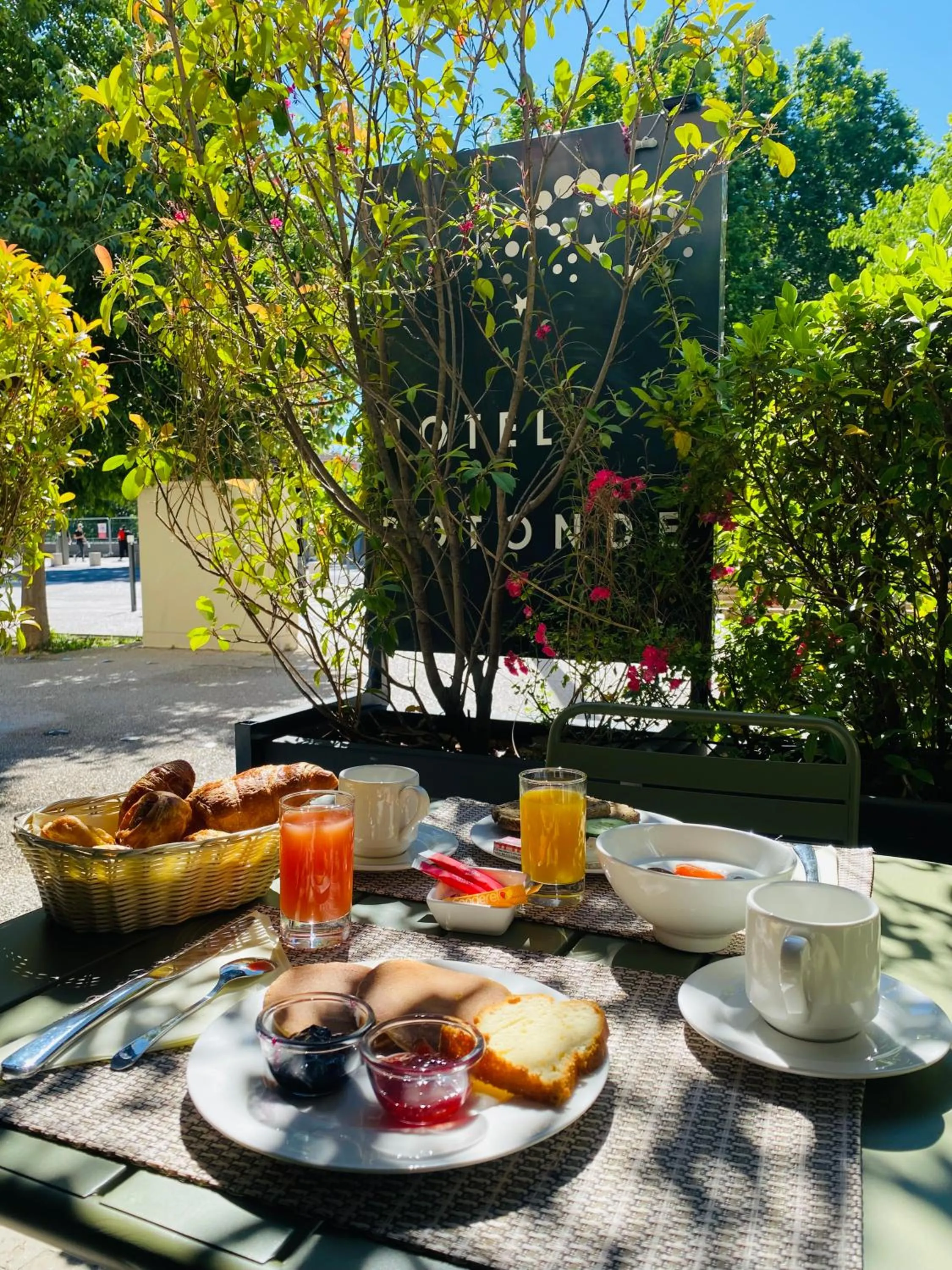 Patio in Hôtel Rotonde Aix-en-Provence centre