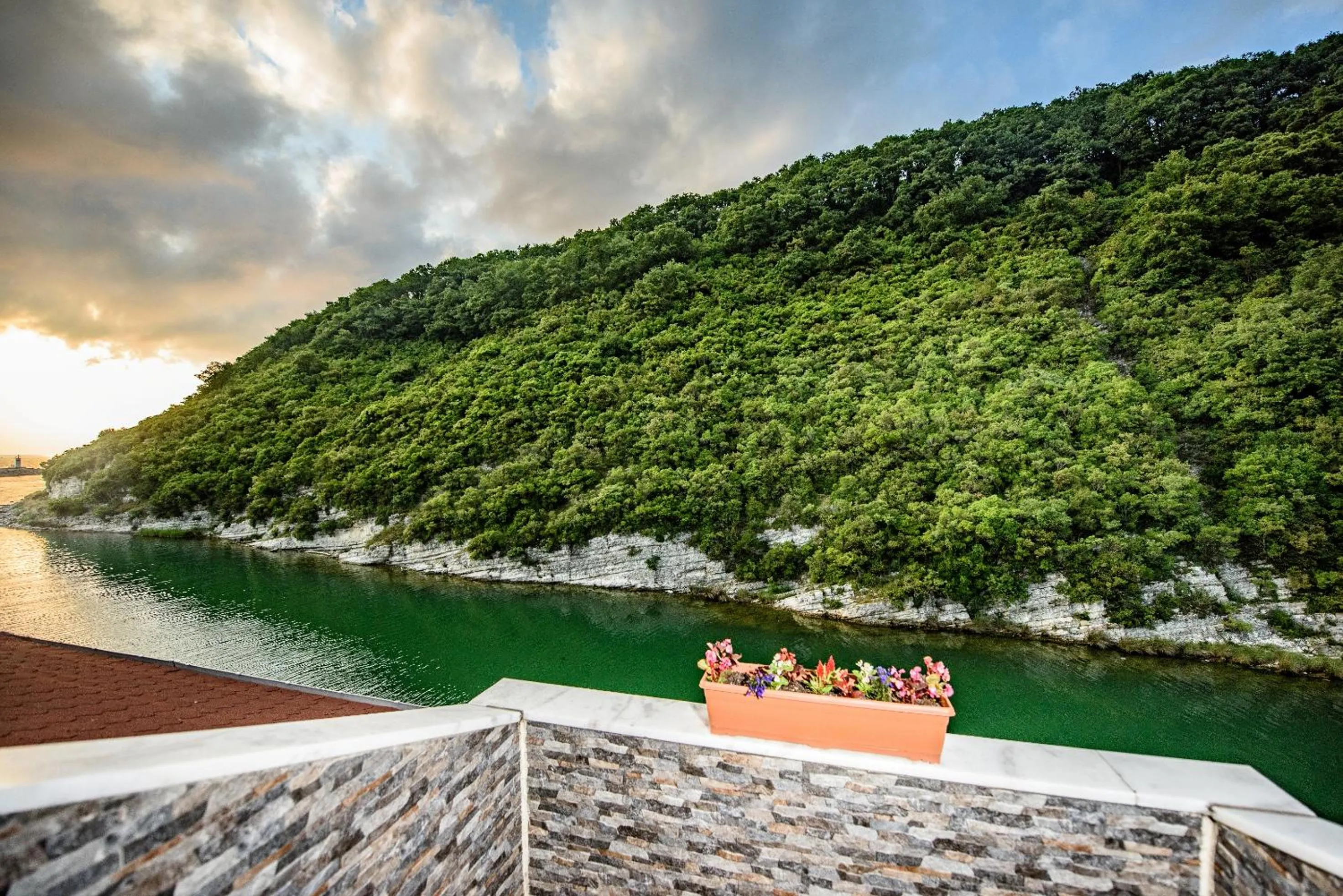 Balcony/Terrace in Hill River Hotel