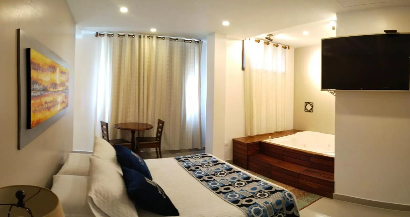 Hot Tub, Bed in Hotel Ucla Center