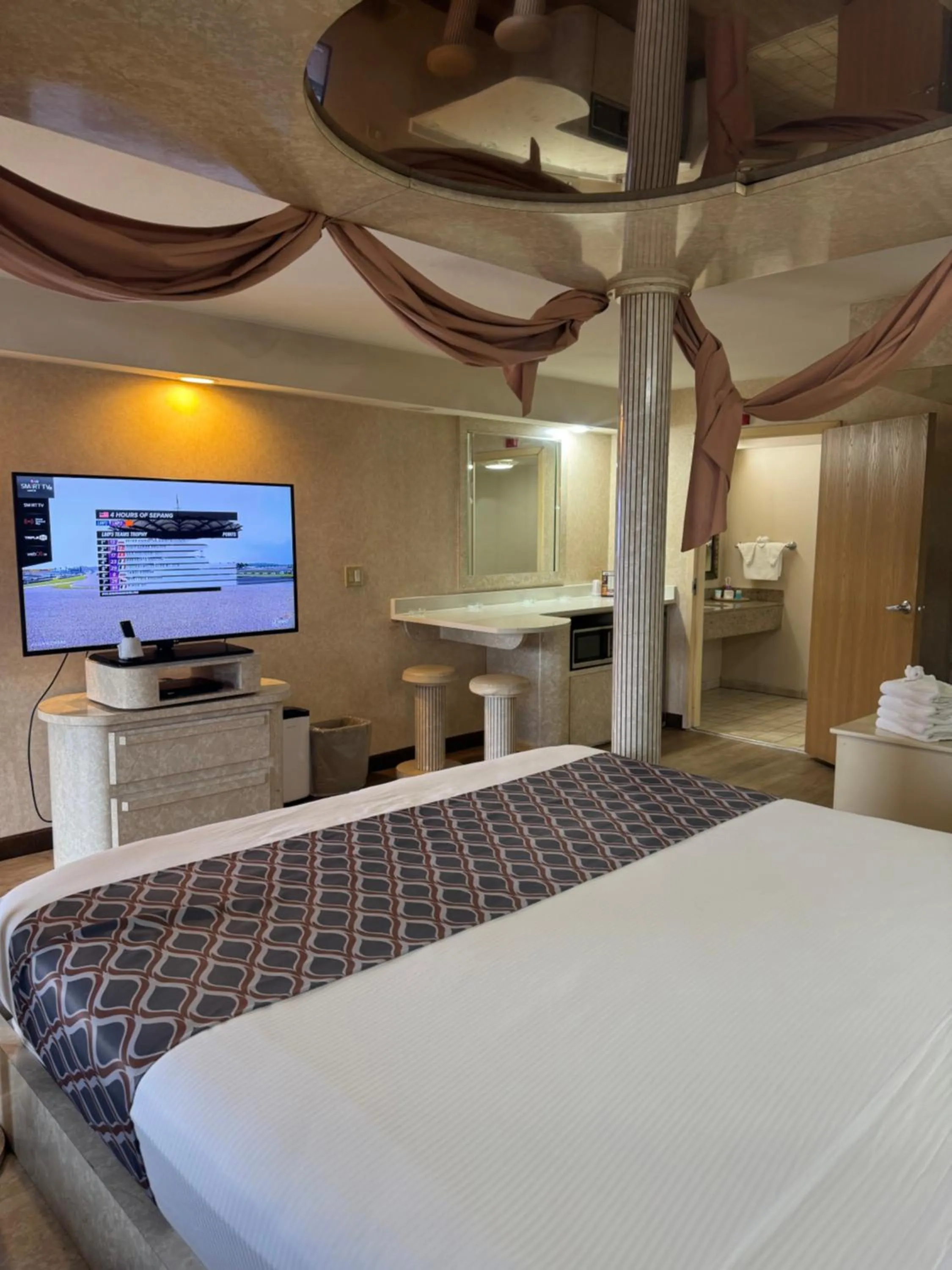 Photo of the whole room, Bed in Blue Star Motel