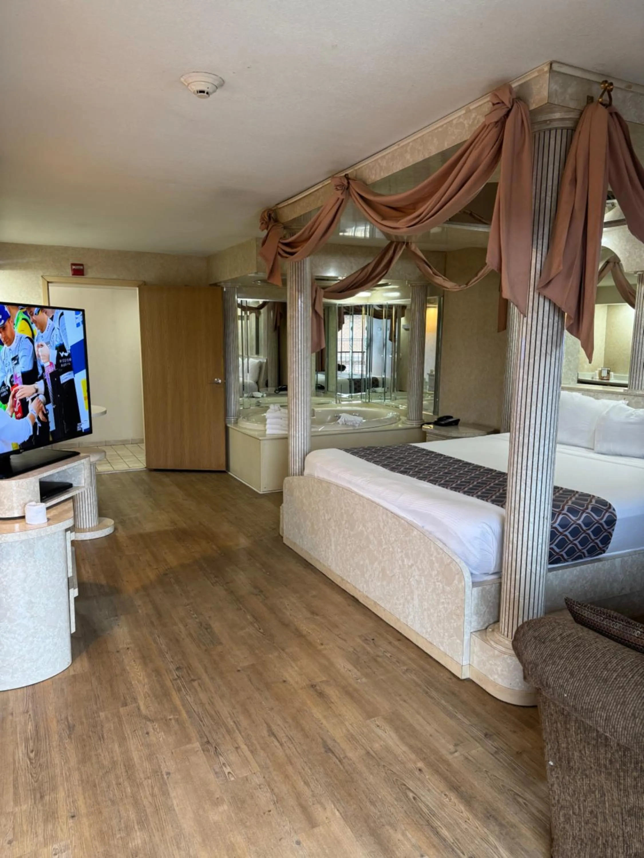 TV and multimedia, Bed in Blue Star Motel