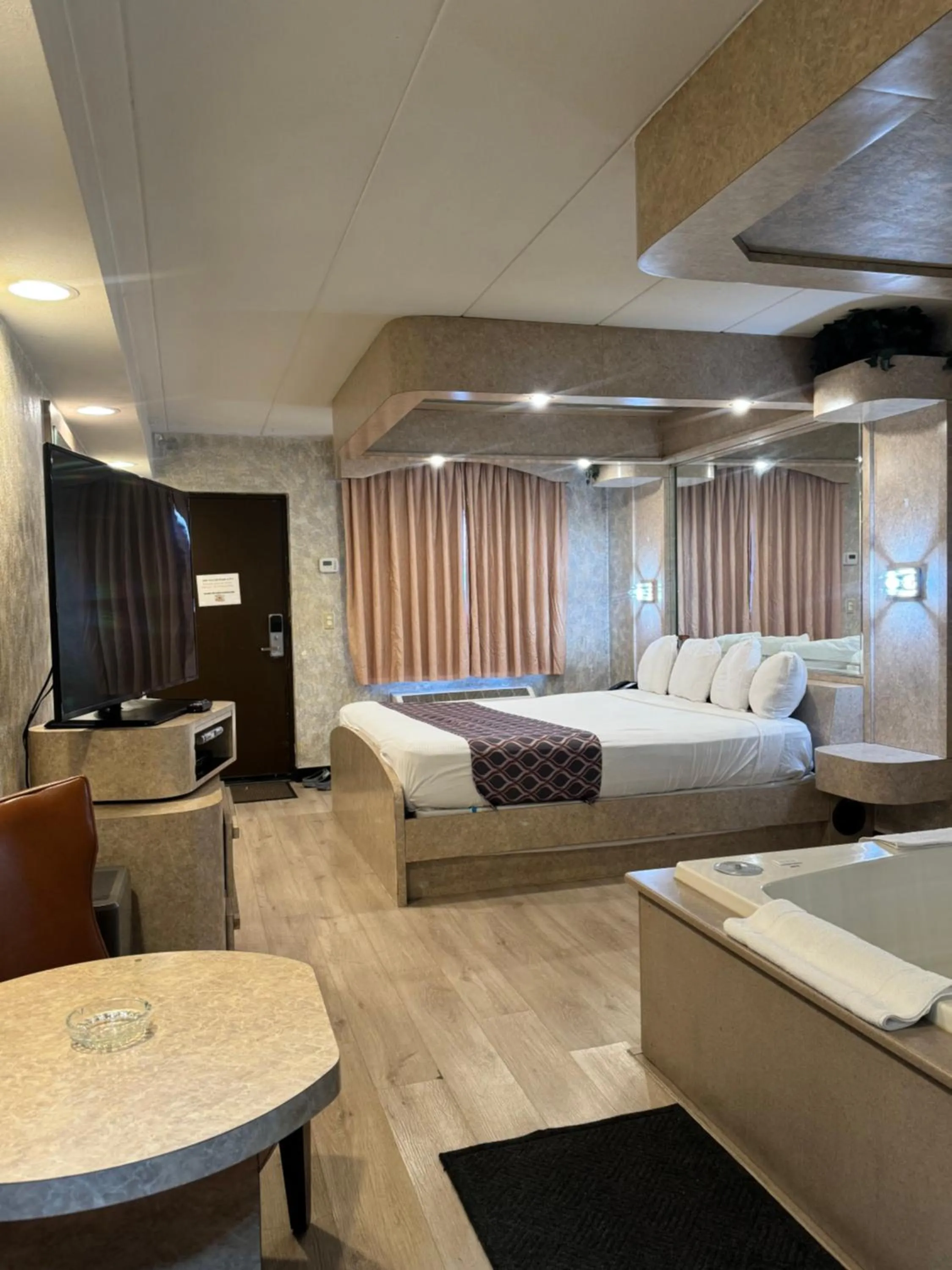 Photo of the whole room, Bed in Blue Star Motel