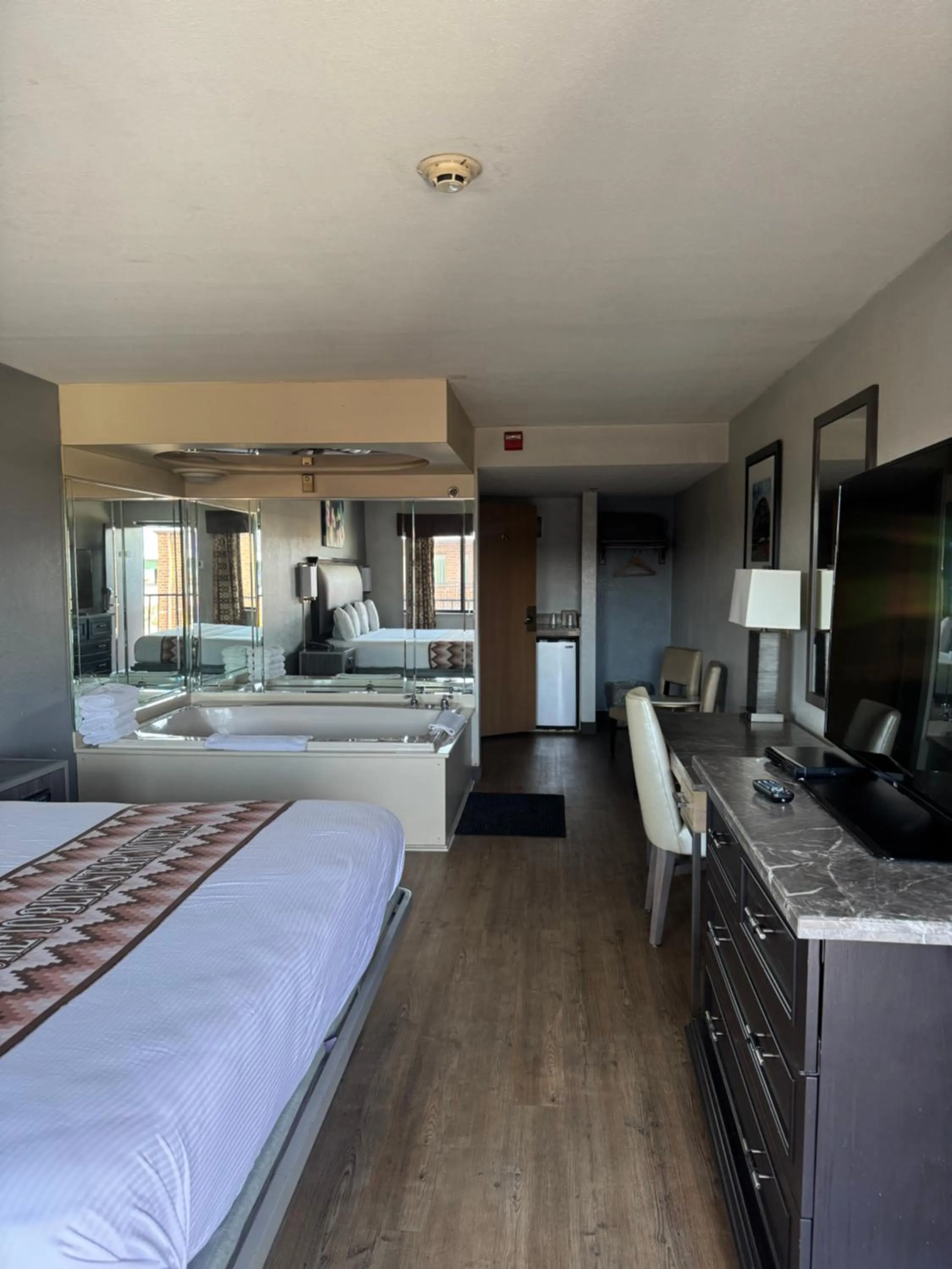 Photo of the whole room, Bed in Blue Star Motel