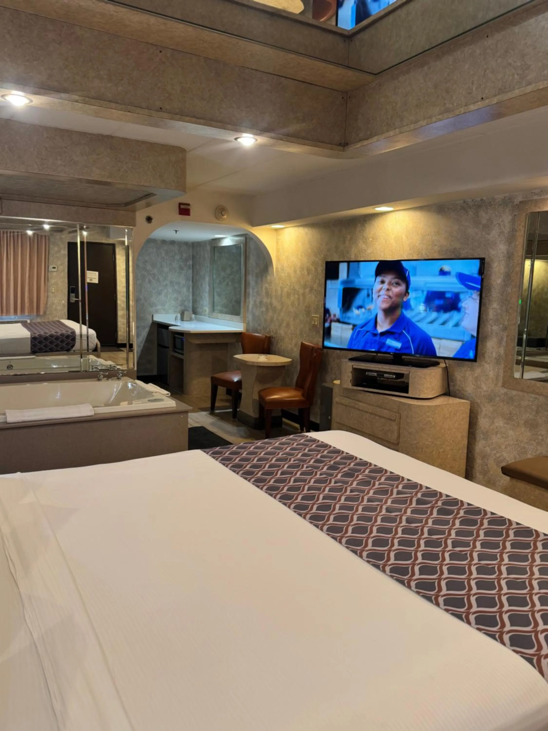 Evening entertainment, Bed in Blue Star Motel