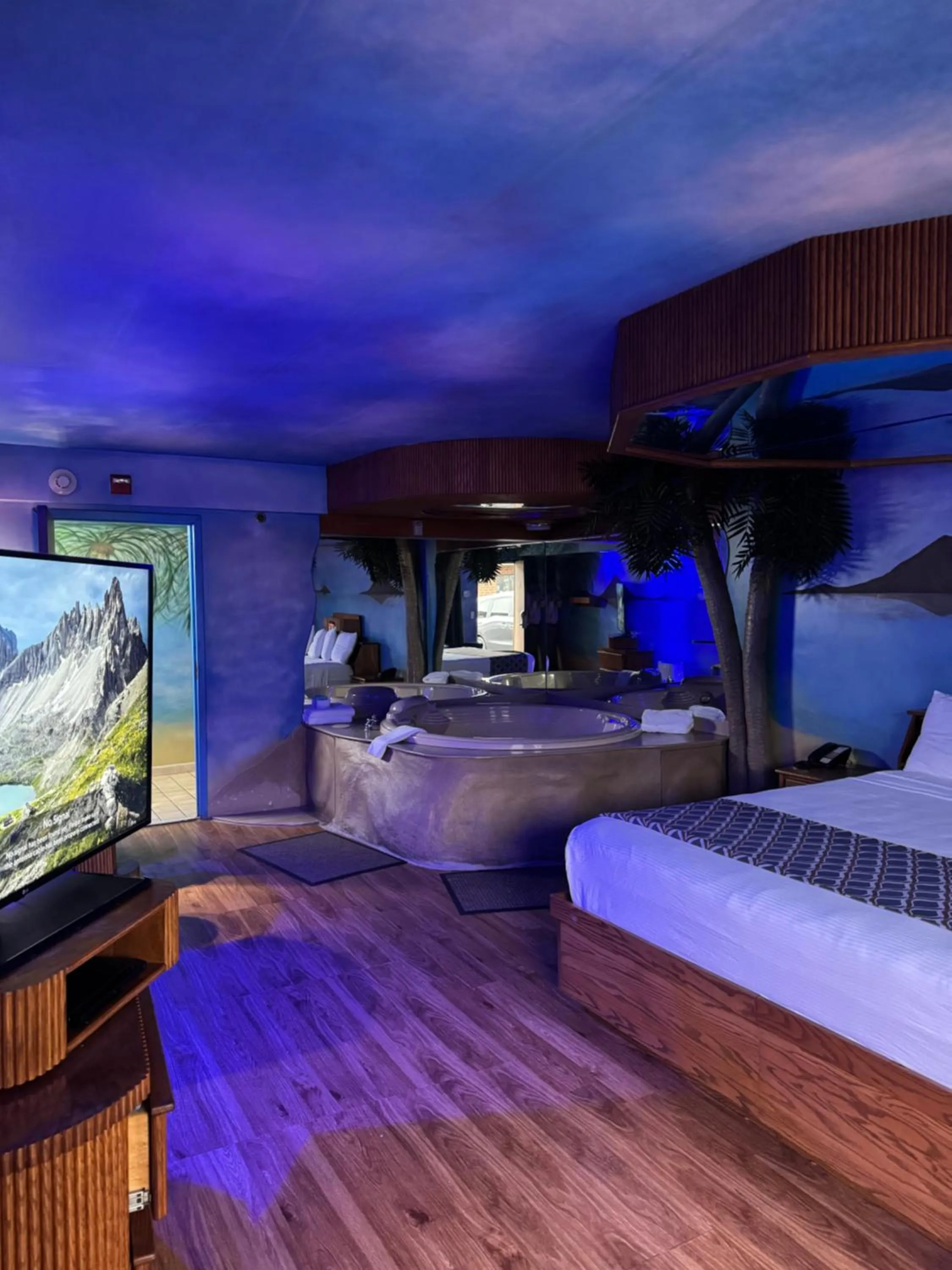 Photo of the whole room, Bed in Blue Star Motel