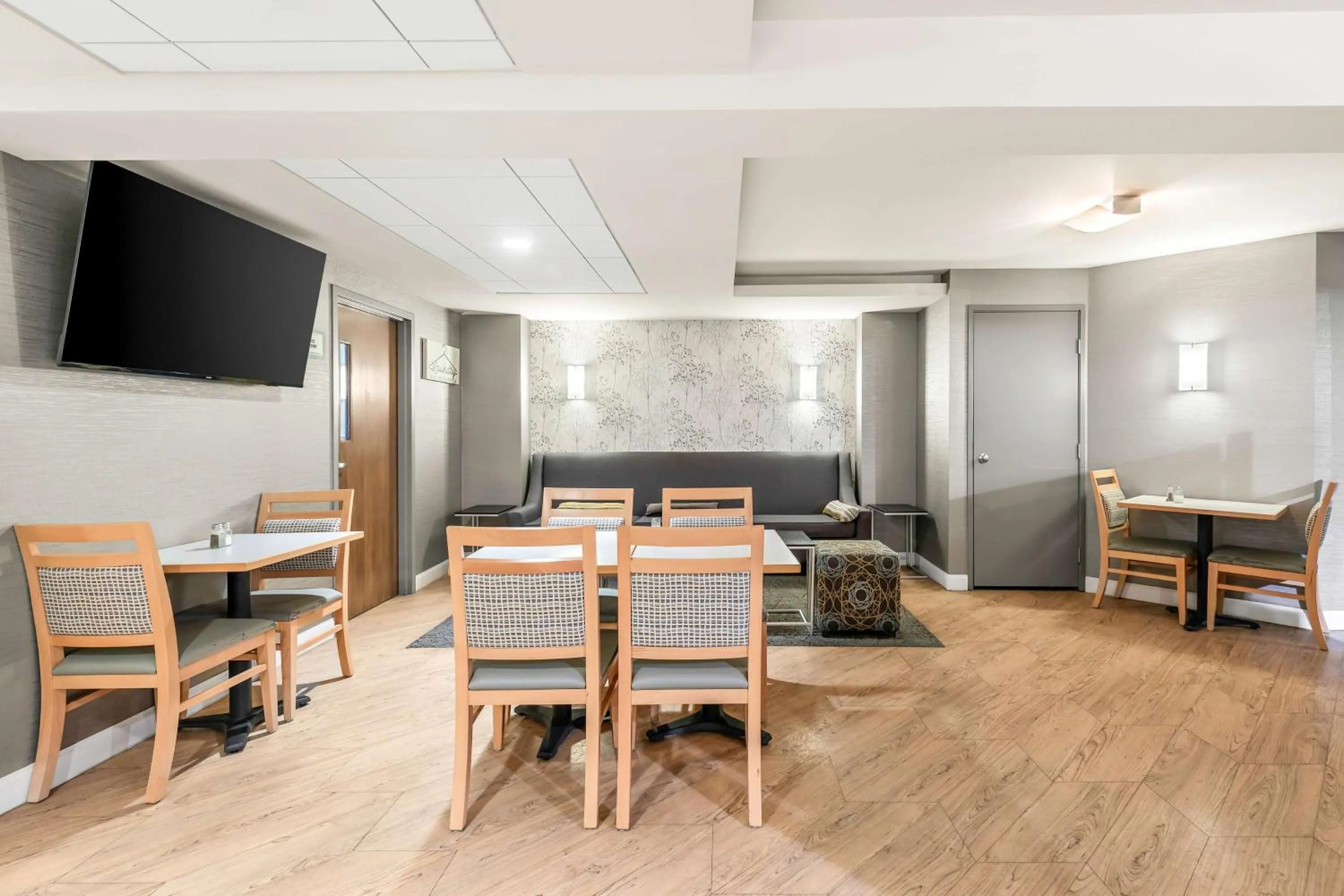 Breakfast in Best Western West Towne Suites