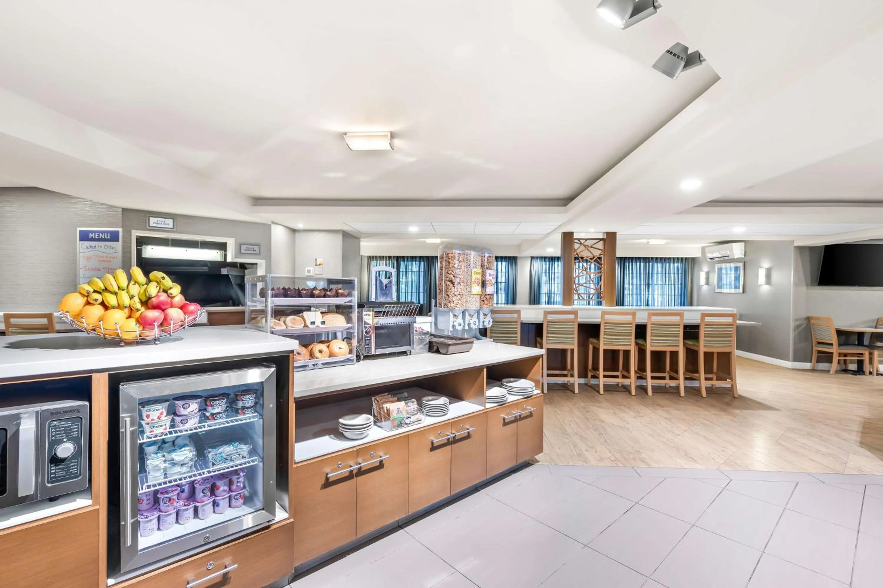 Breakfast in Best Western West Towne Suites