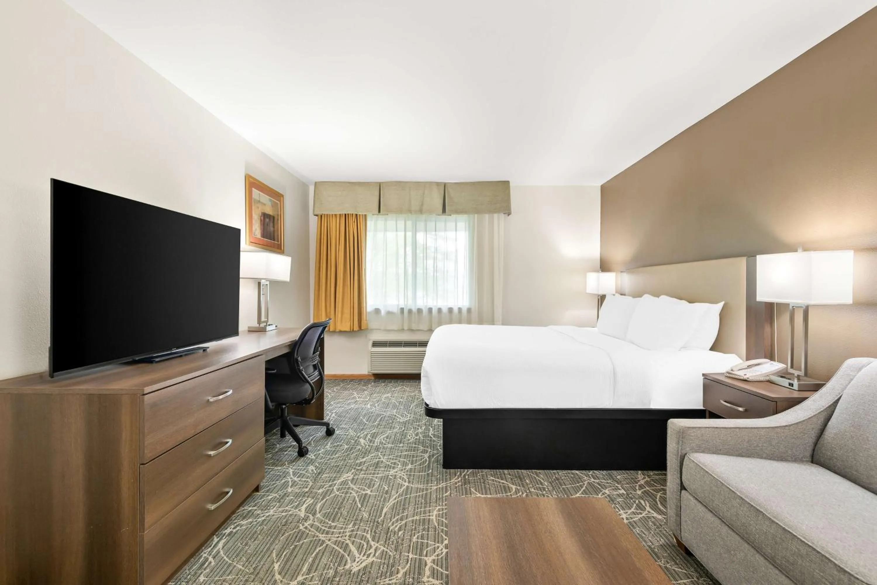 Bedroom, Bed in Best Western West Towne Suites