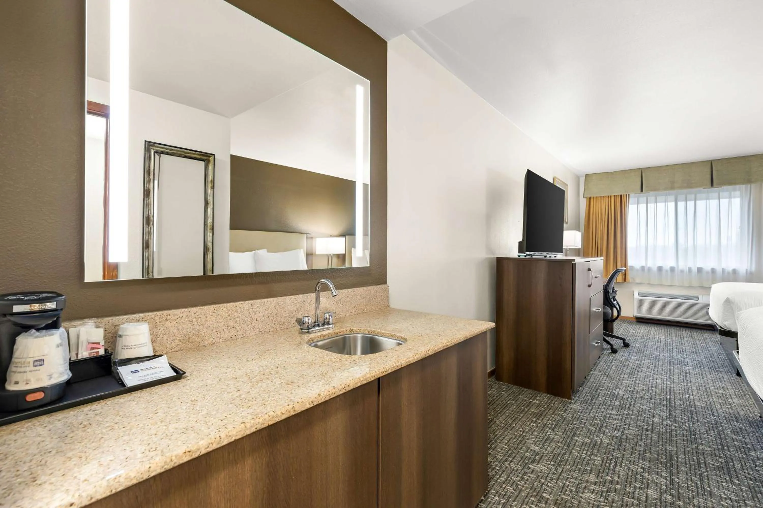 Bedroom, Bed in Best Western West Towne Suites
