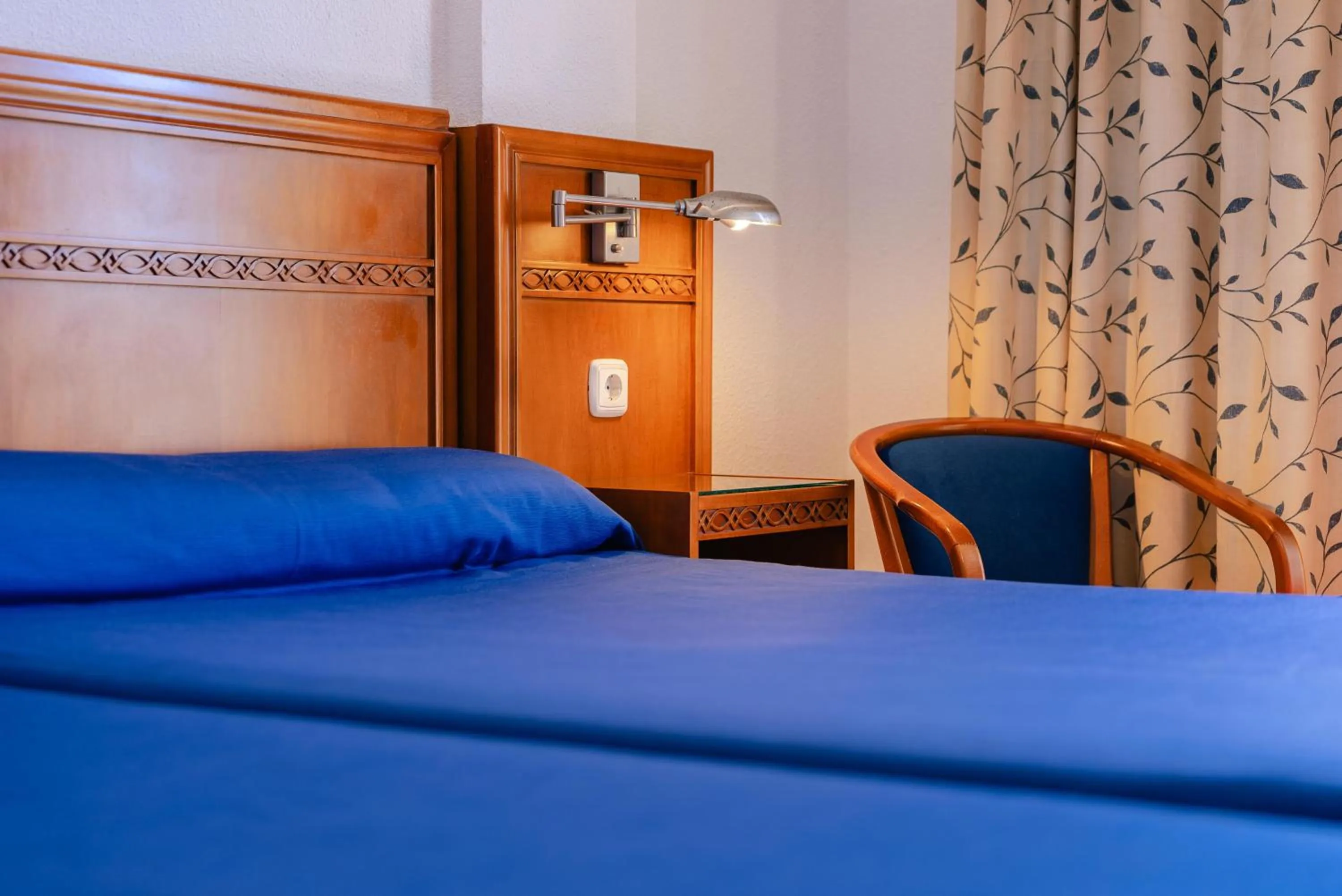 Photo of the whole room, Bed in Port Europa