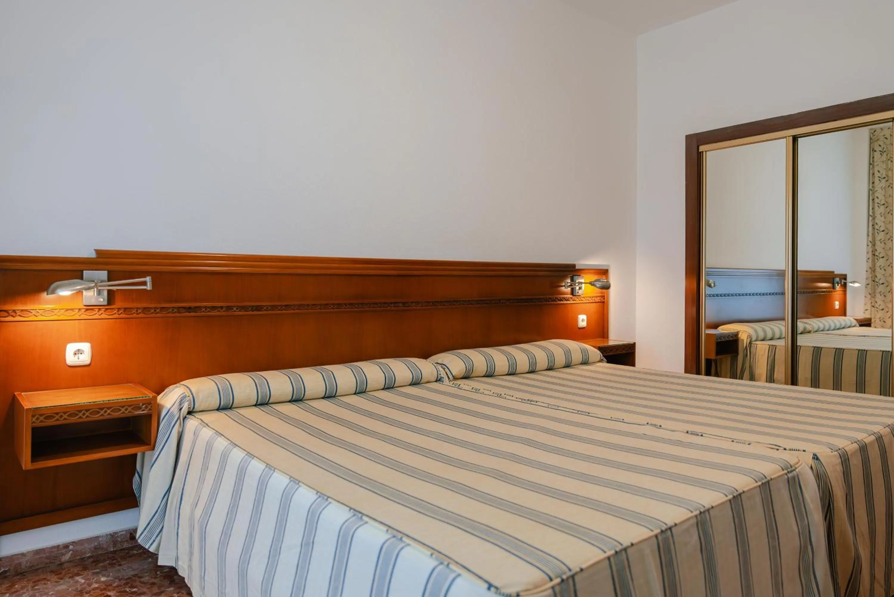 Photo of the whole room, Bed in Port Europa