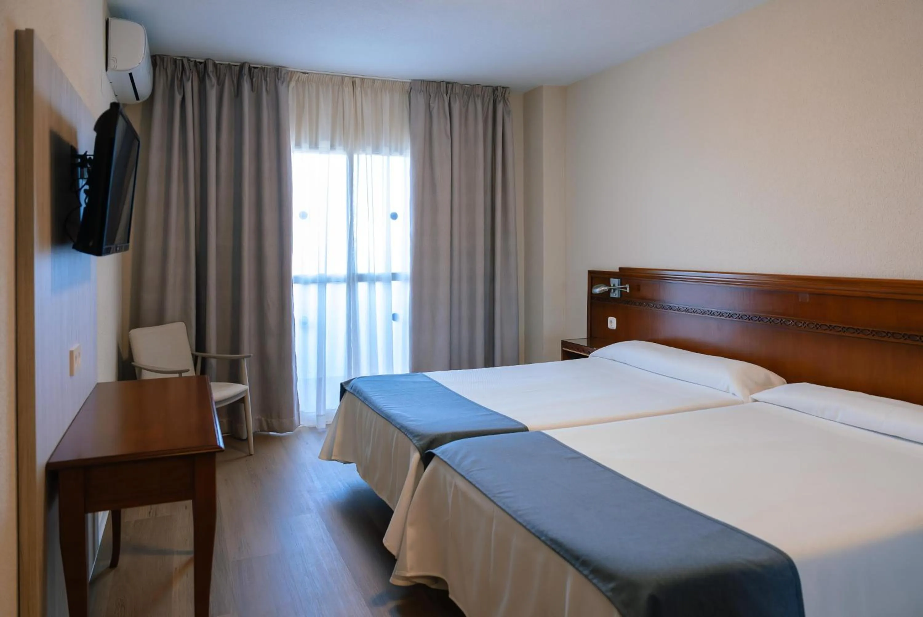 Photo of the whole room, Bed in Port Europa