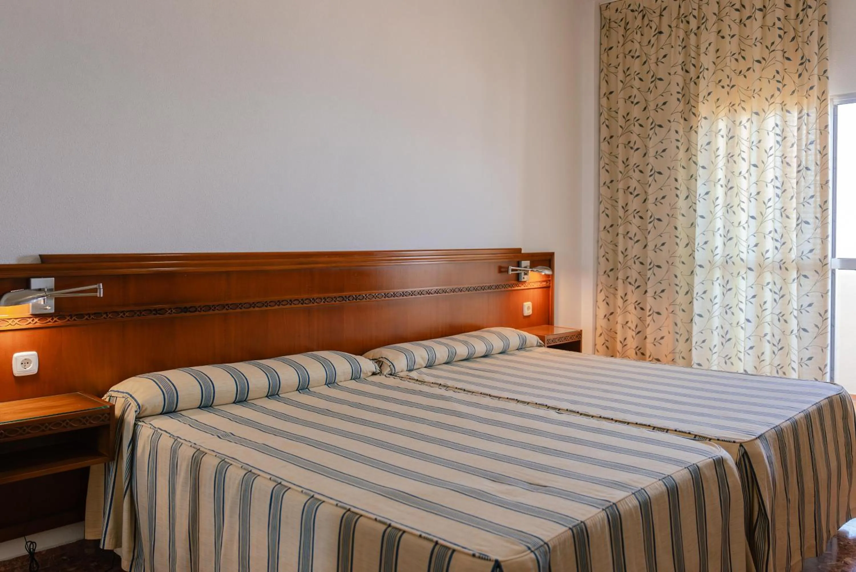 Photo of the whole room, Bed in Port Europa