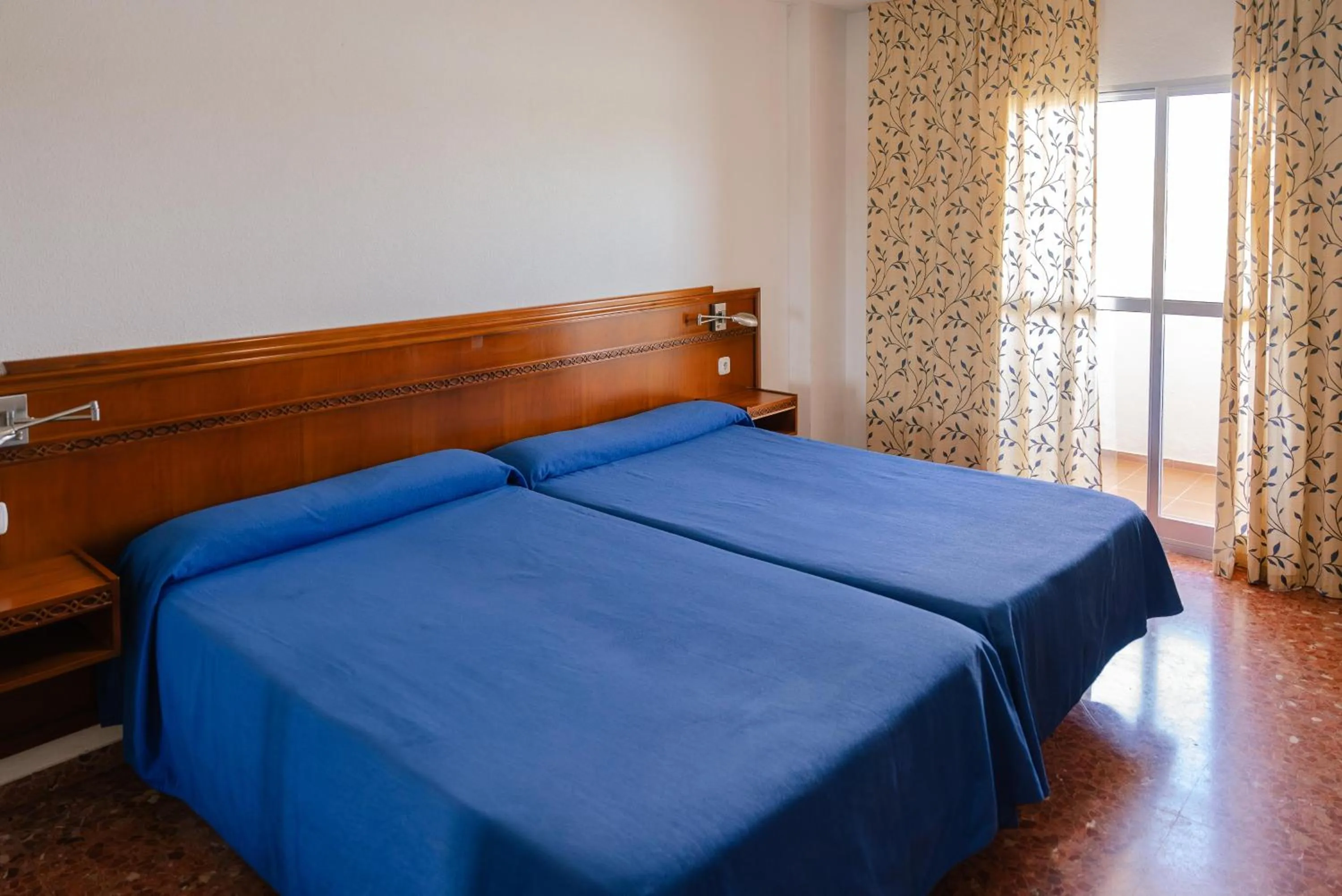 Photo of the whole room, Bed in Port Europa