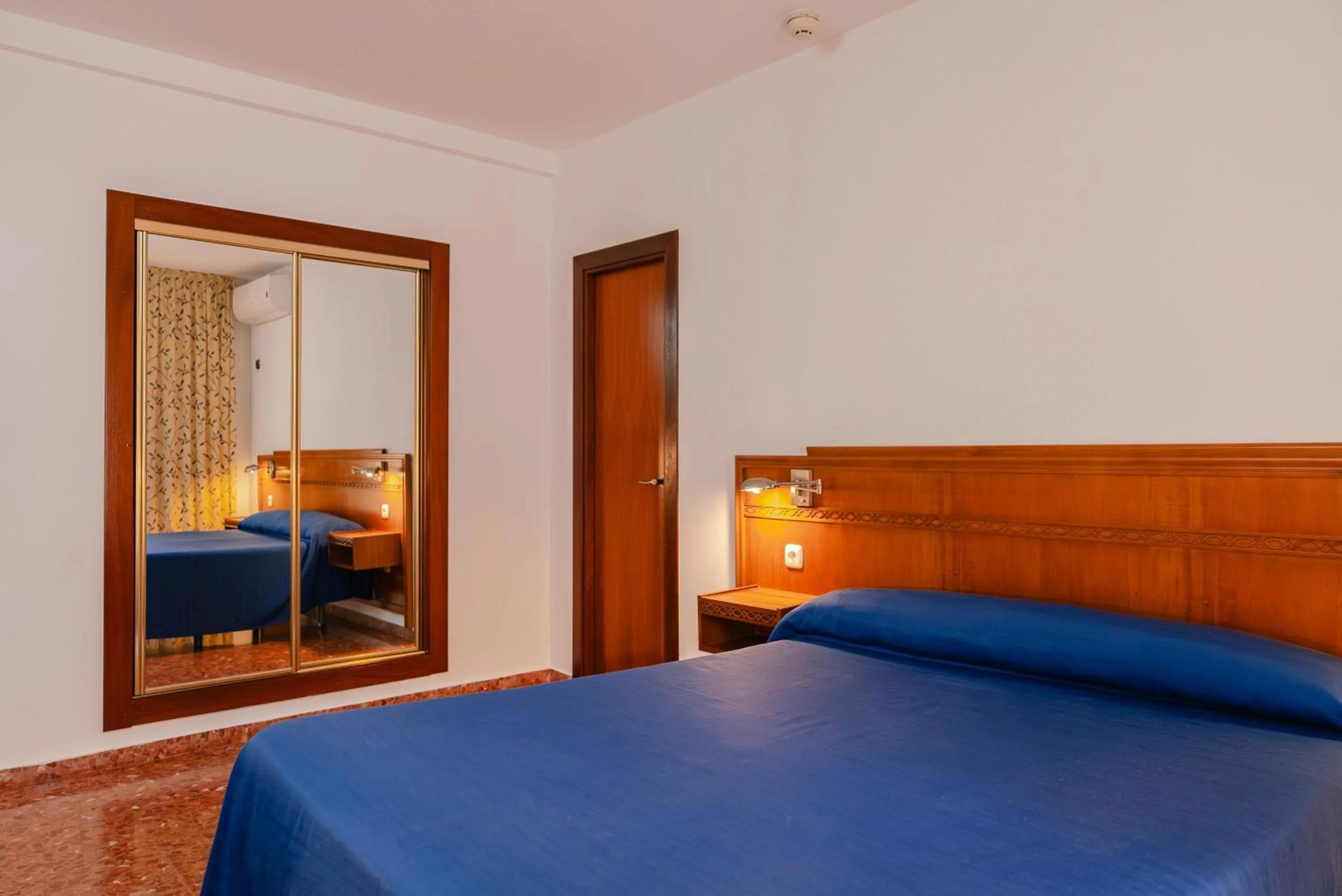 Photo of the whole room, Bed in Port Europa