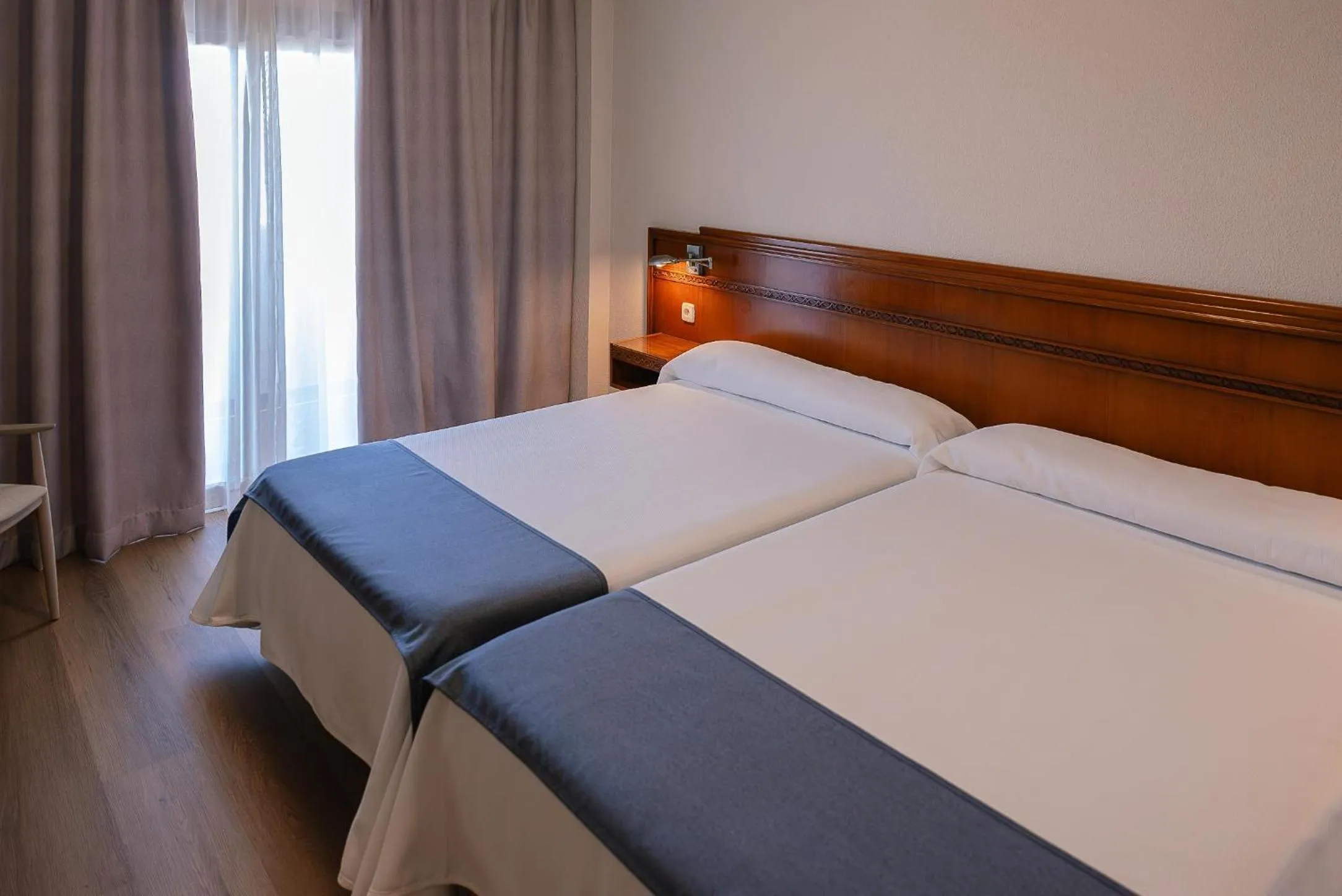 Photo of the whole room, Bed in Port Europa