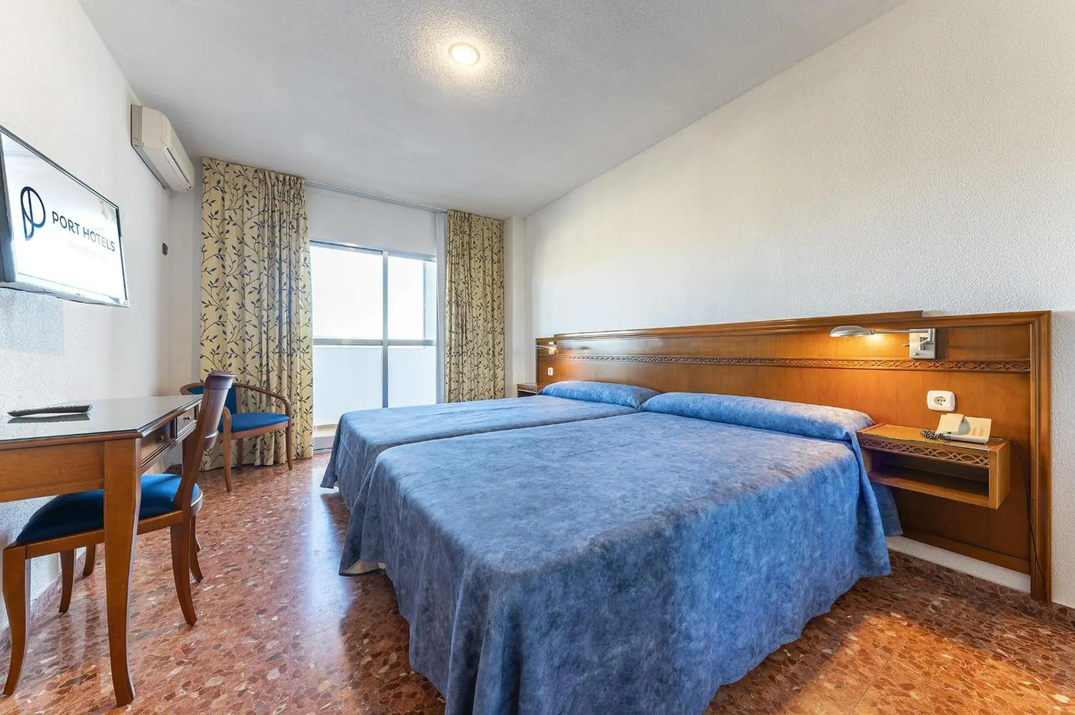 Photo of the whole room, Bed in Port Europa