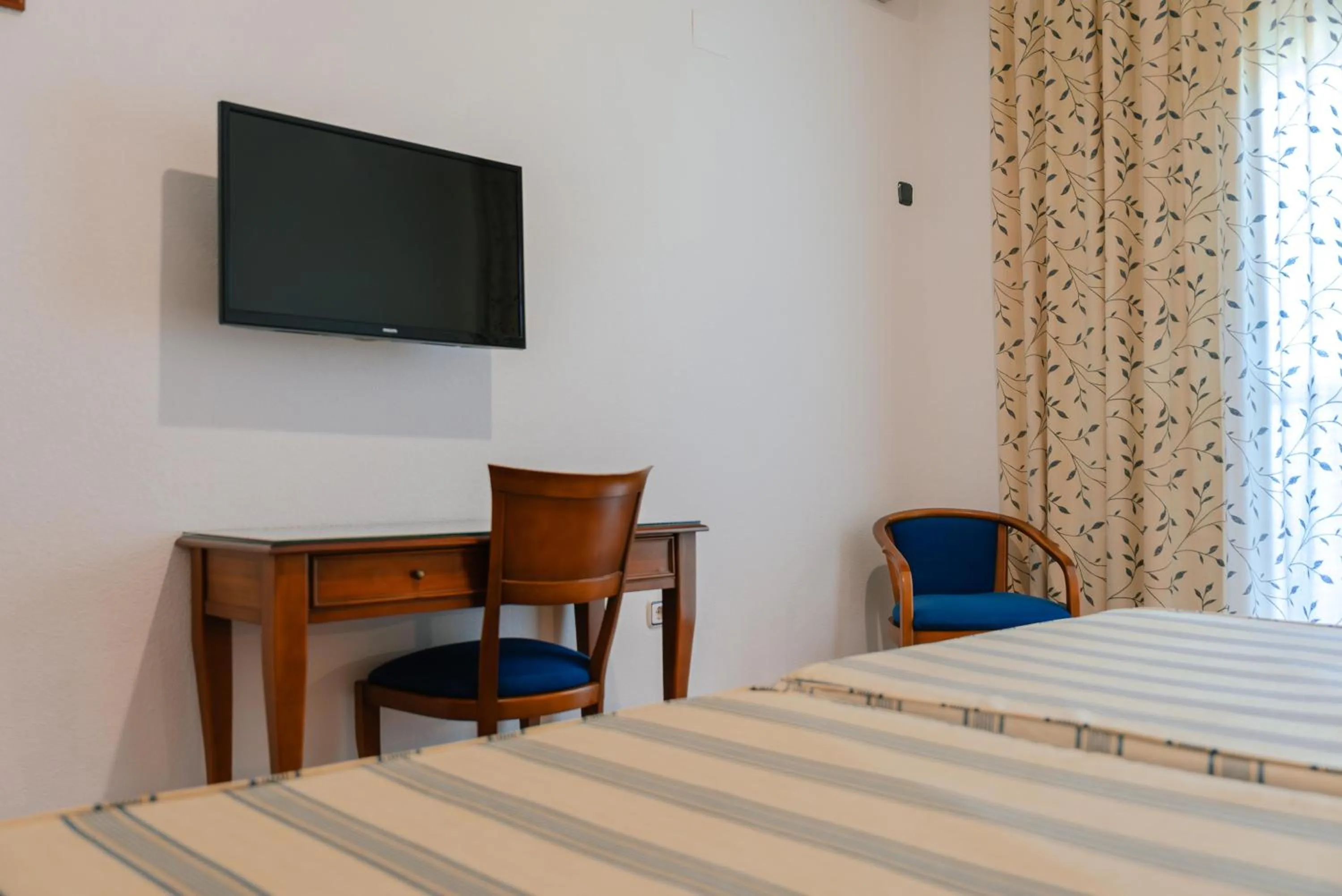 Photo of the whole room, Bed in Port Europa