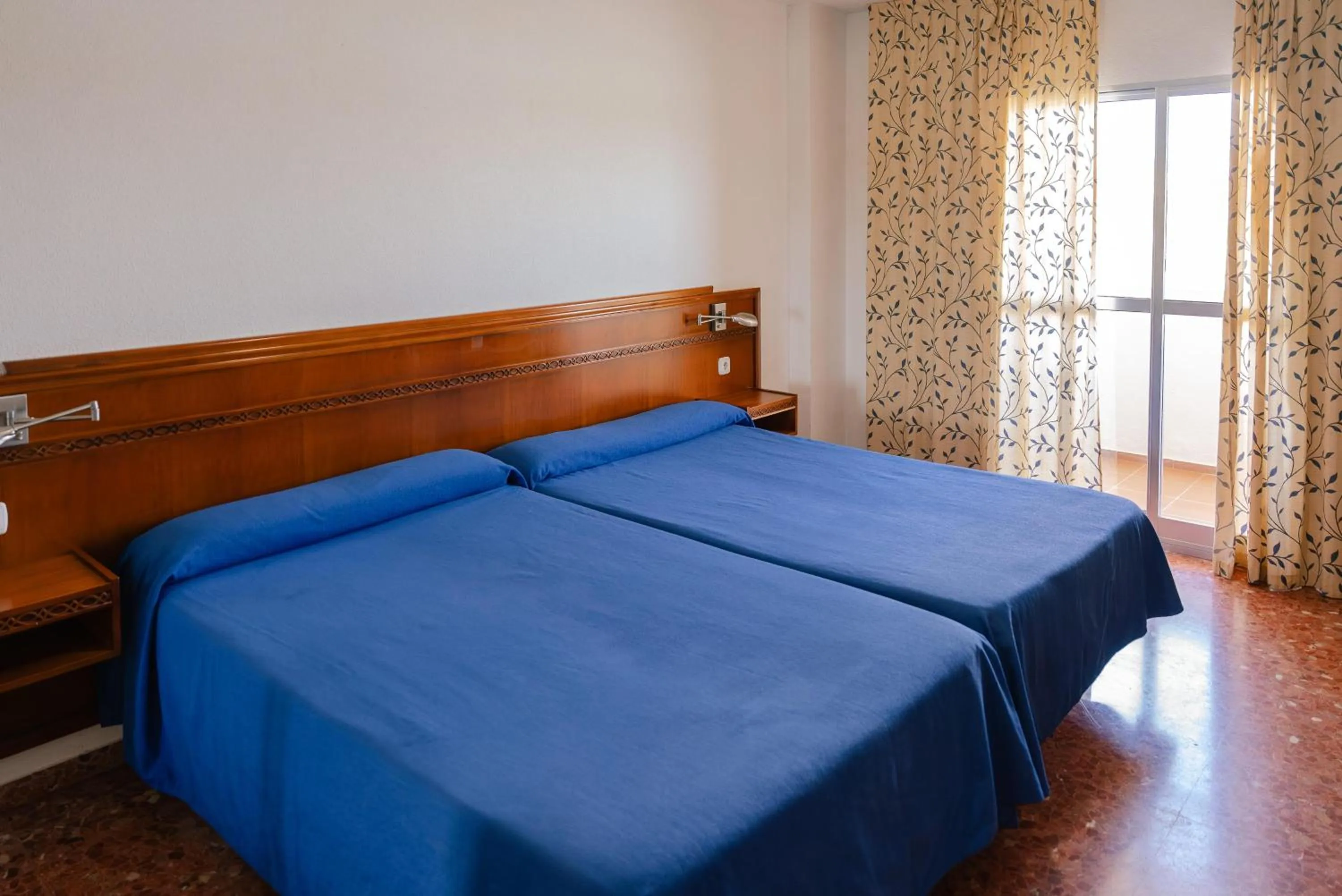 Photo of the whole room, Bed in Port Europa