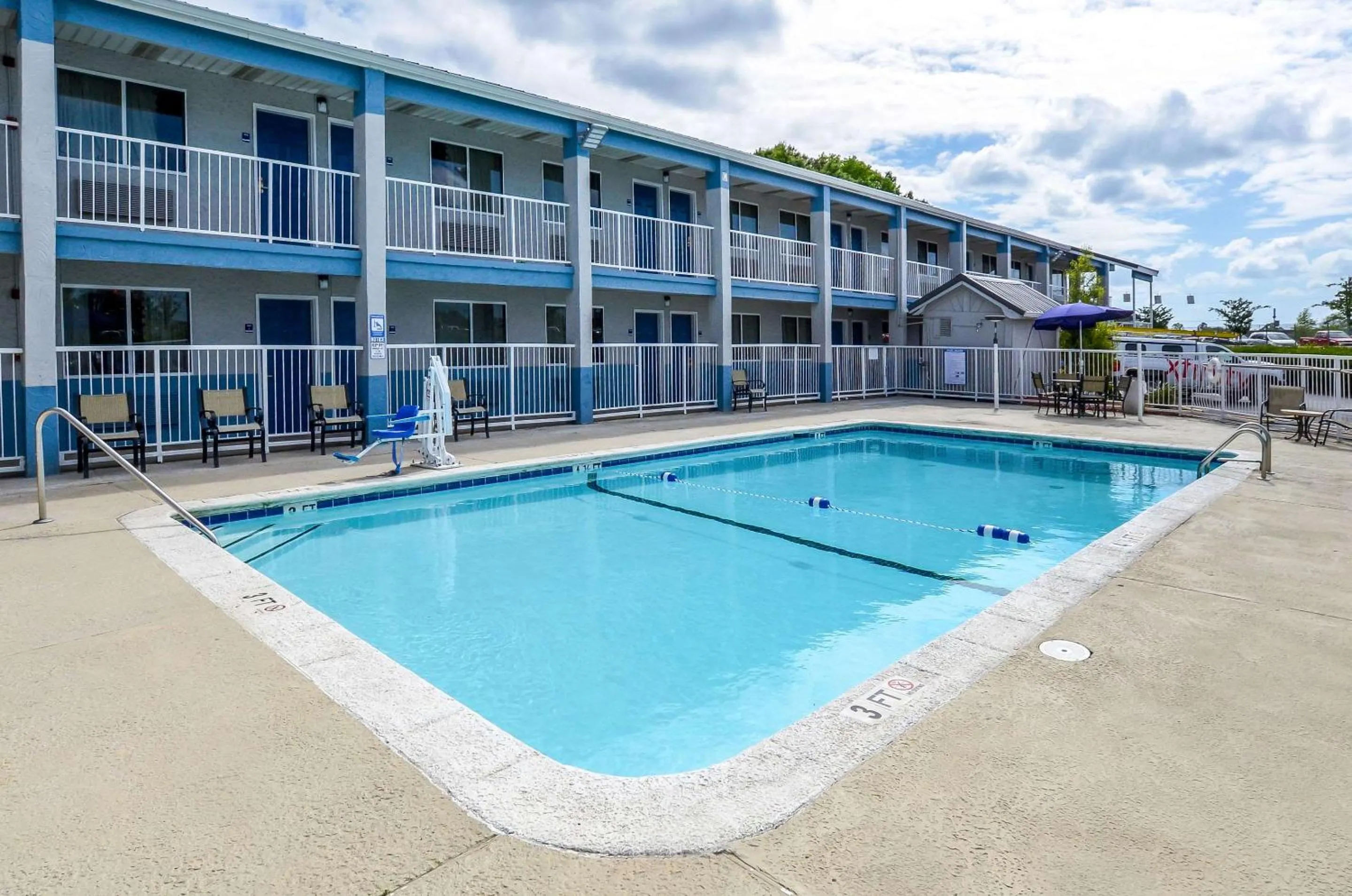 Swimming pool in Rodeway Inn North Charleston - Ashley Phosphate