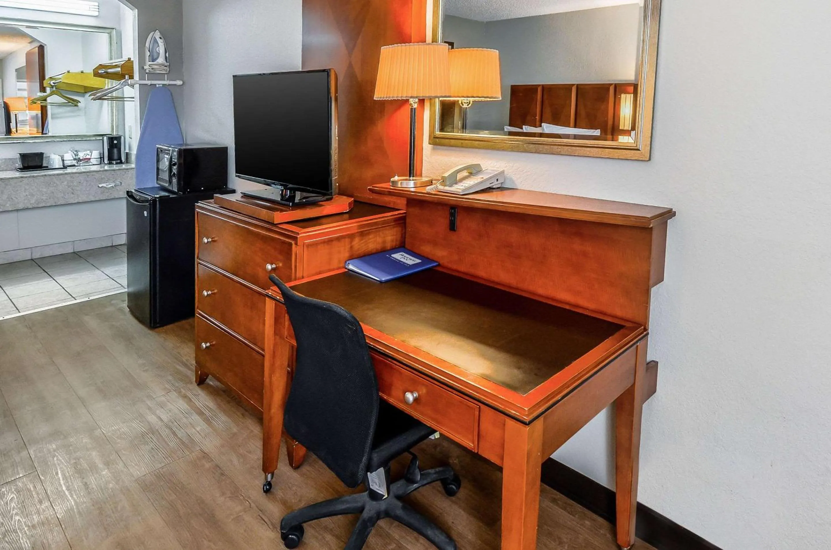 Photo of the whole room in Rodeway Inn North Charleston - Ashley Phosphate