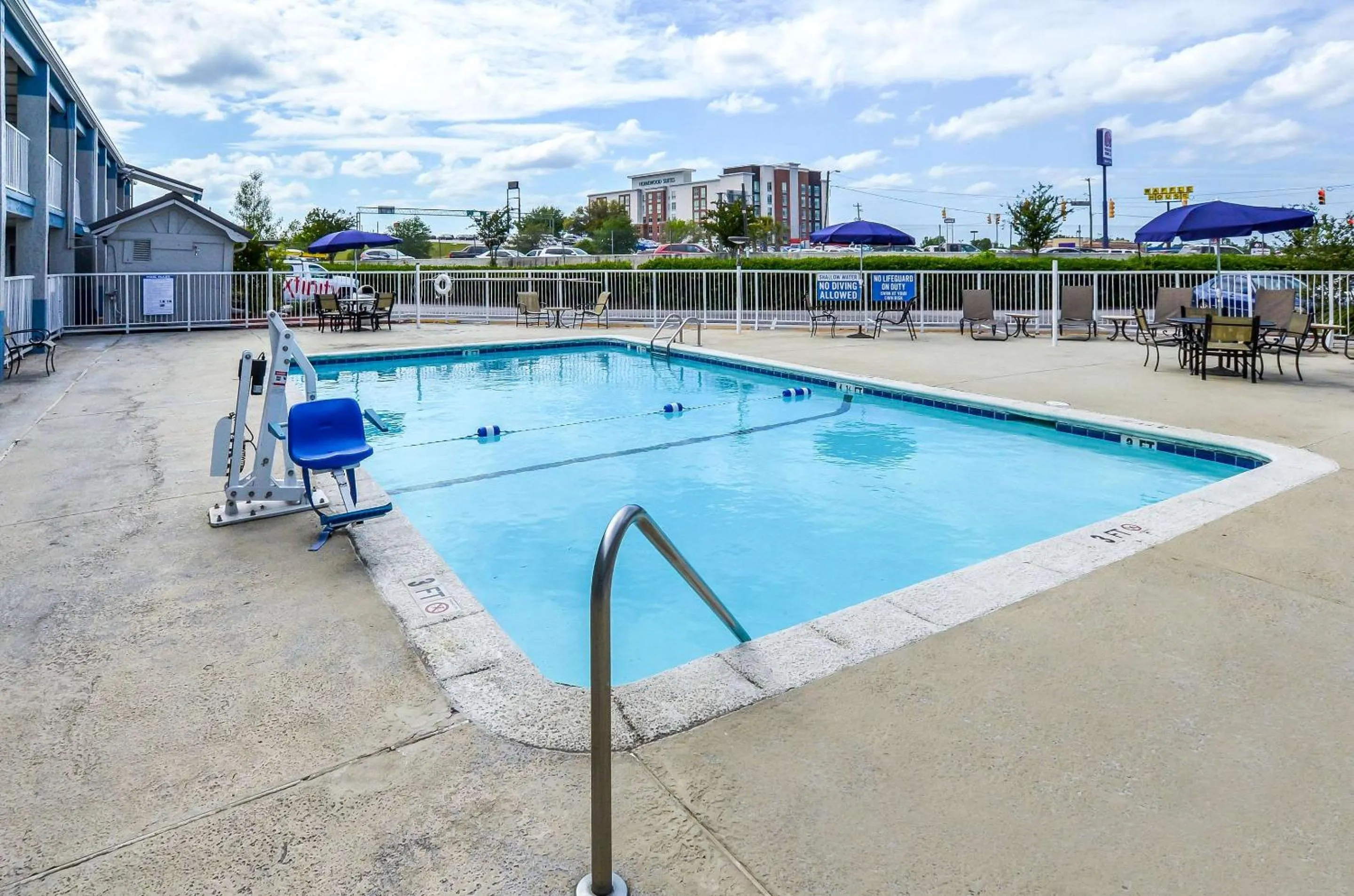 Swimming pool in Rodeway Inn North Charleston - Ashley Phosphate