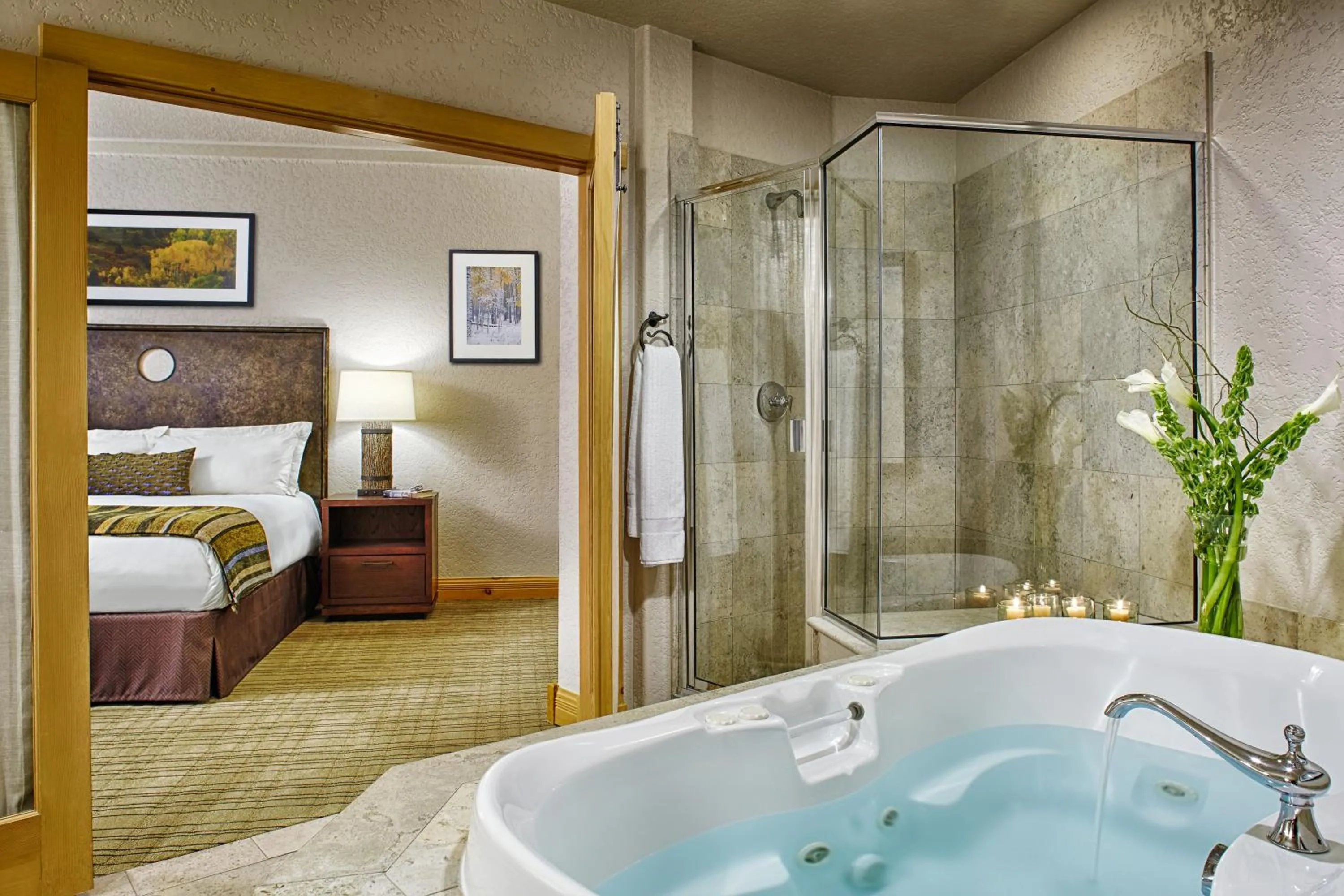 Shower, Bed in Fairmont Heritage Place, Franz Klammer Lodge