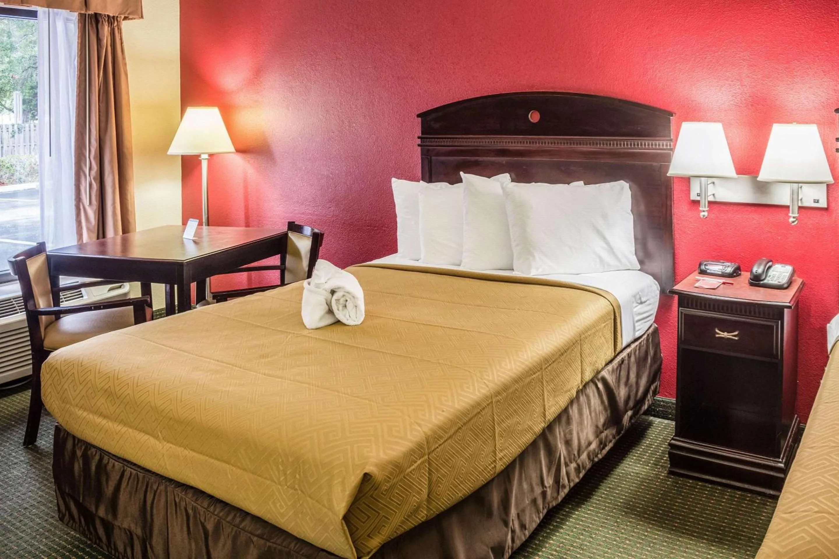 Photo of the whole room, Bed in Econo Lodge Palm Coast Central