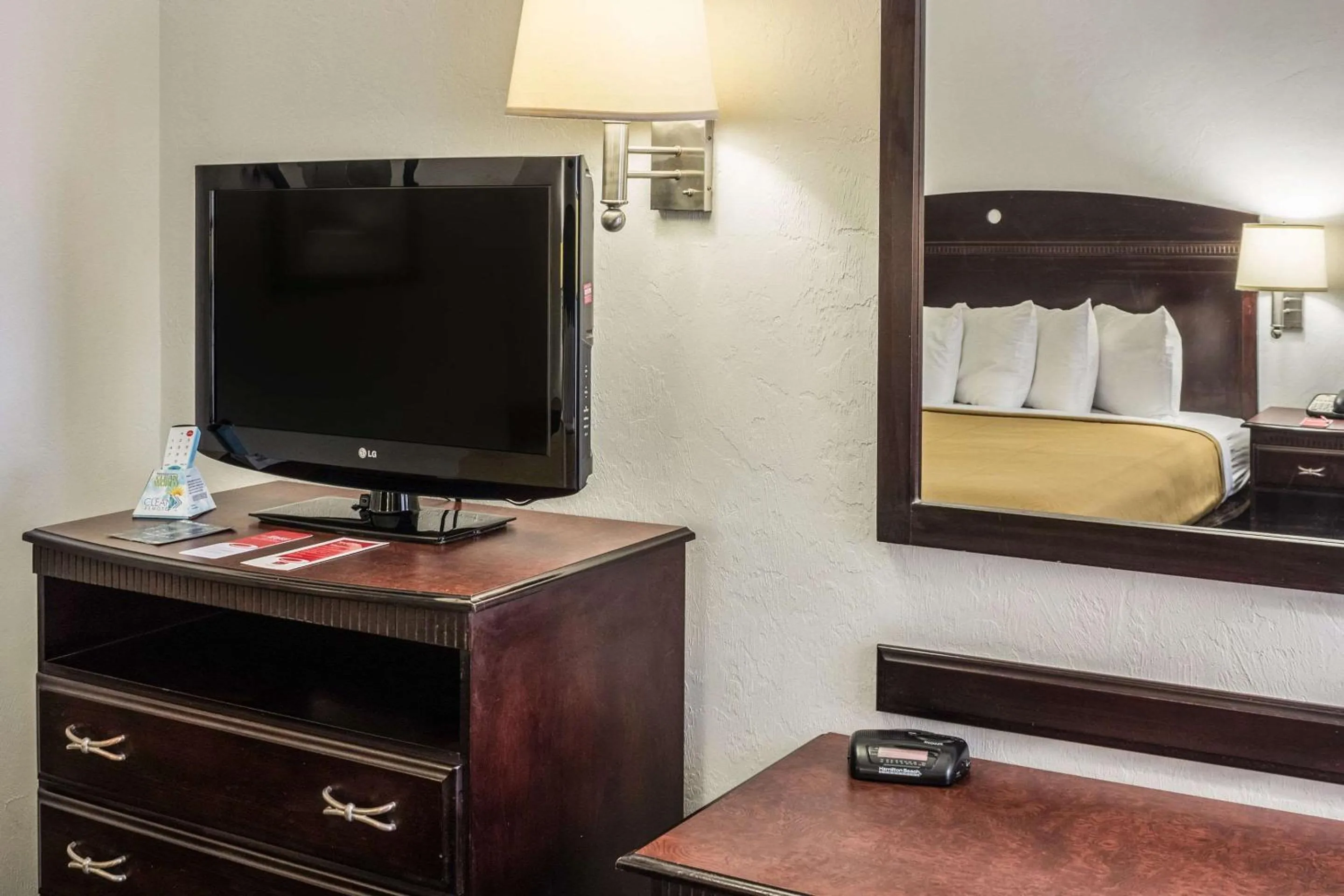 Photo of the whole room, Bed in Econo Lodge Palm Coast Central