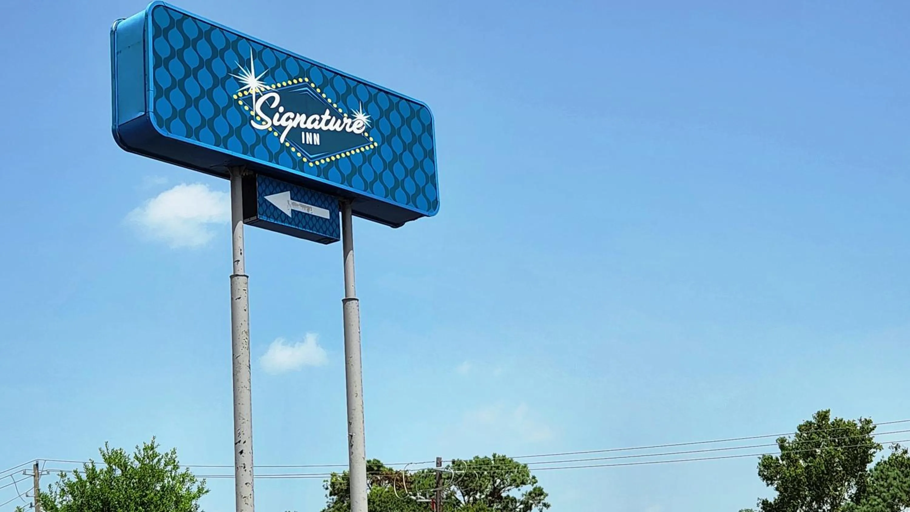 Property logo or sign in Signature Inn Houston Galleria