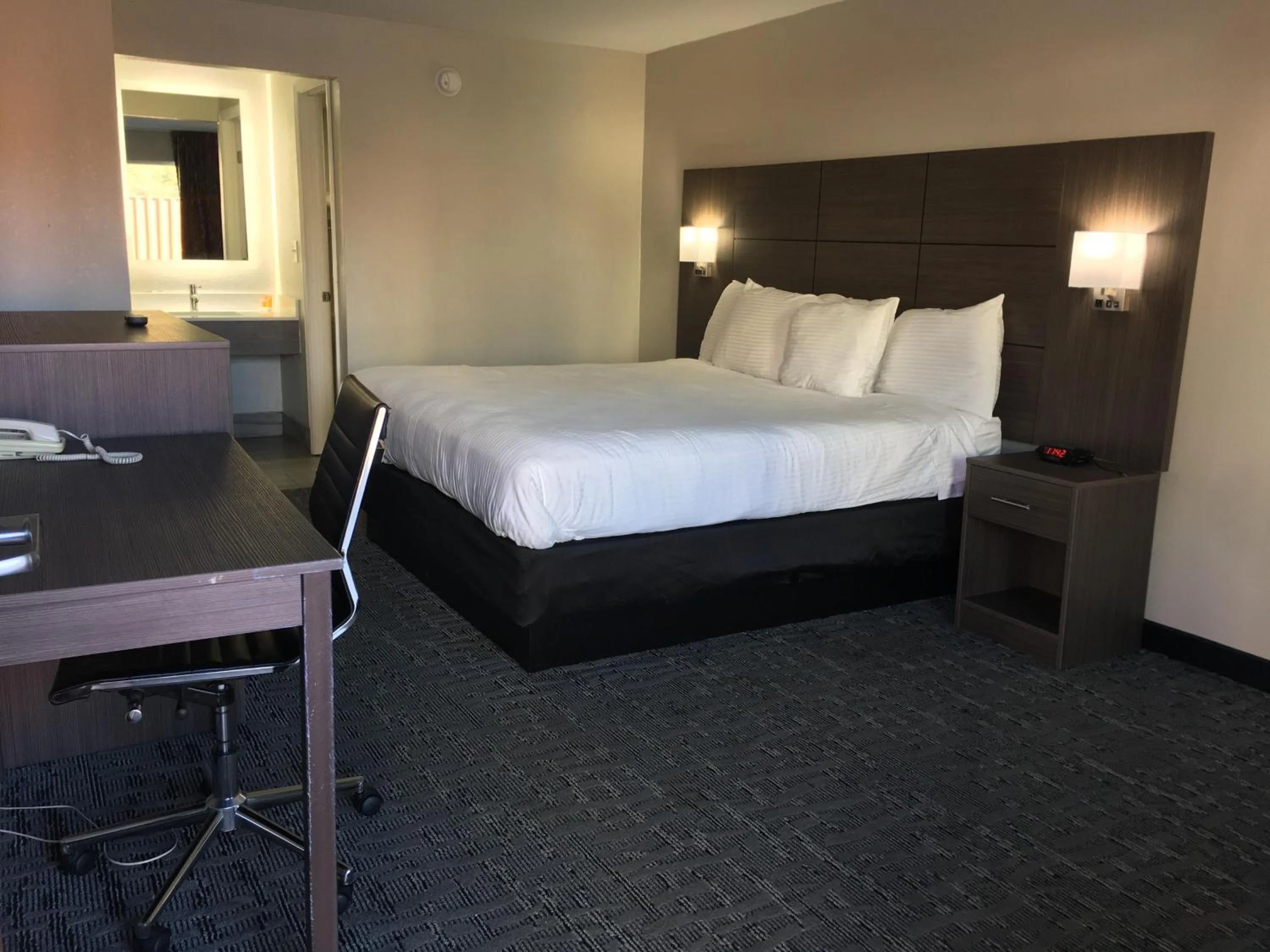 Bed in Days Inn & Suites by Wyndham Charleston Airport West