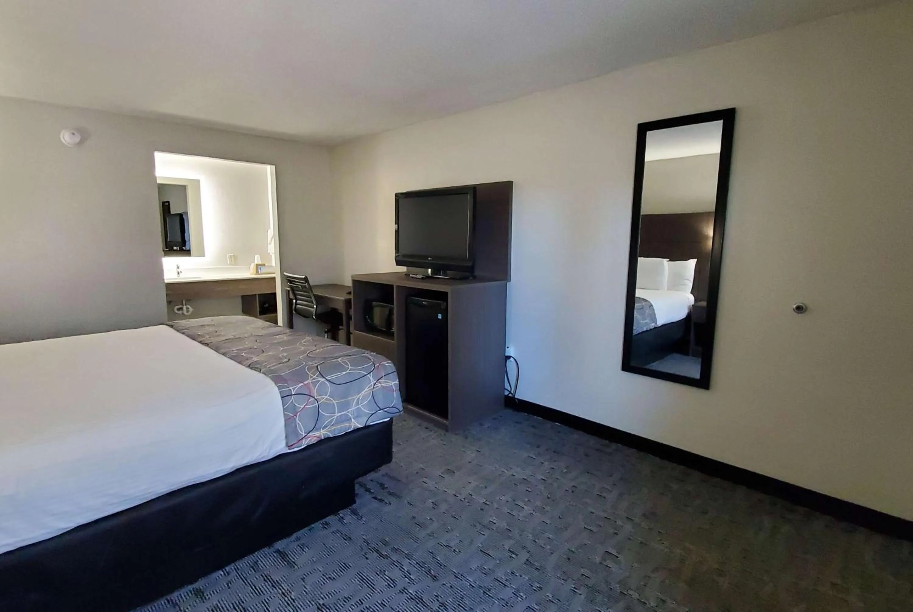 Photo of the whole room, Bed in Days Inn & Suites by Wyndham Charleston Airport West