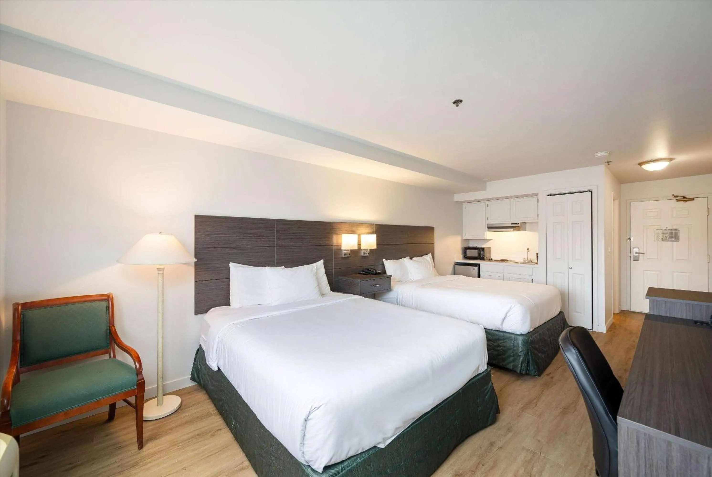 Photo of the whole room, Bed in Baymont INN & Suites by Wyndham