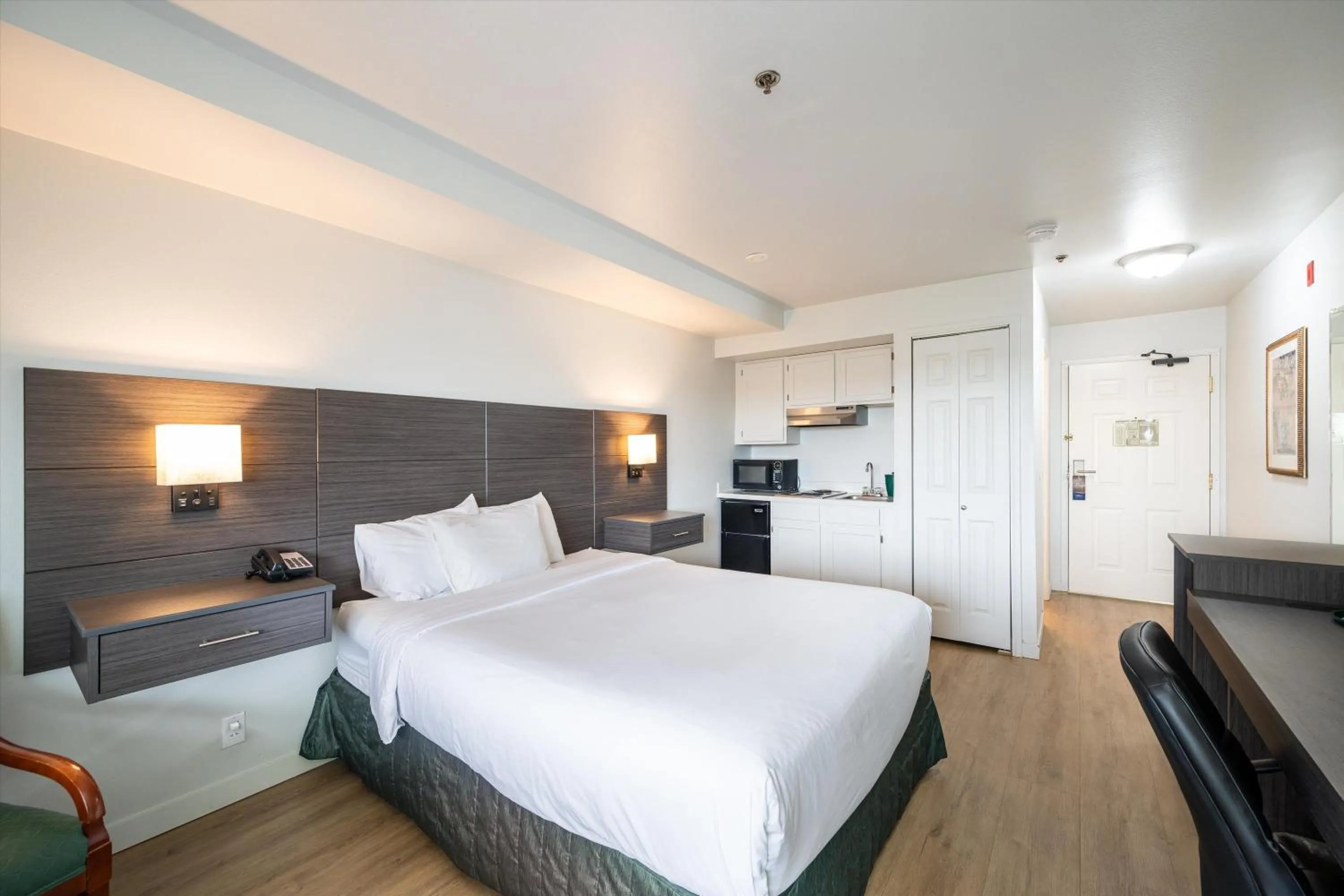 Photo of the whole room, Bed in Baymont INN & Suites by Wyndham