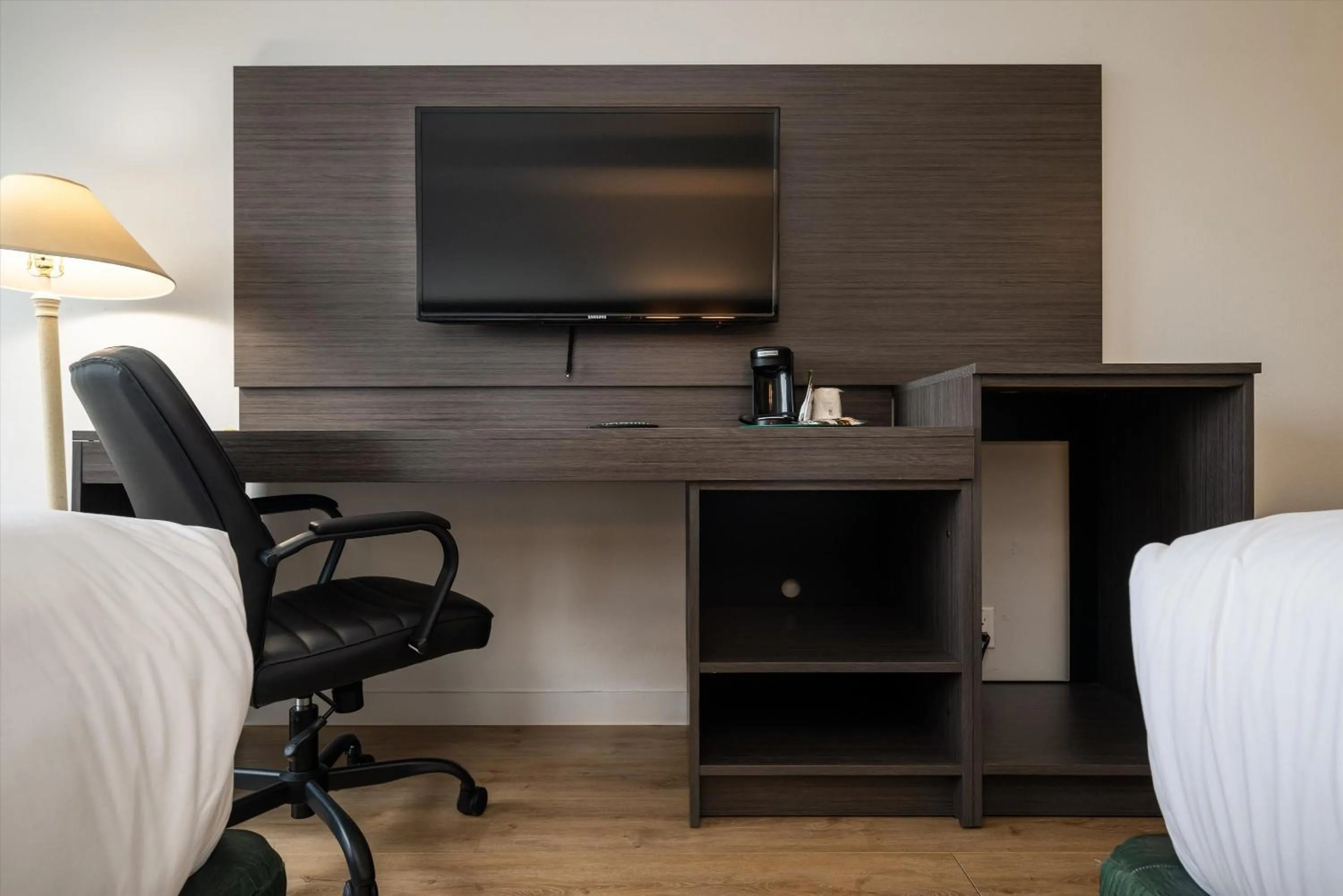 hair dresser, Bed in Baymont INN & Suites by Wyndham