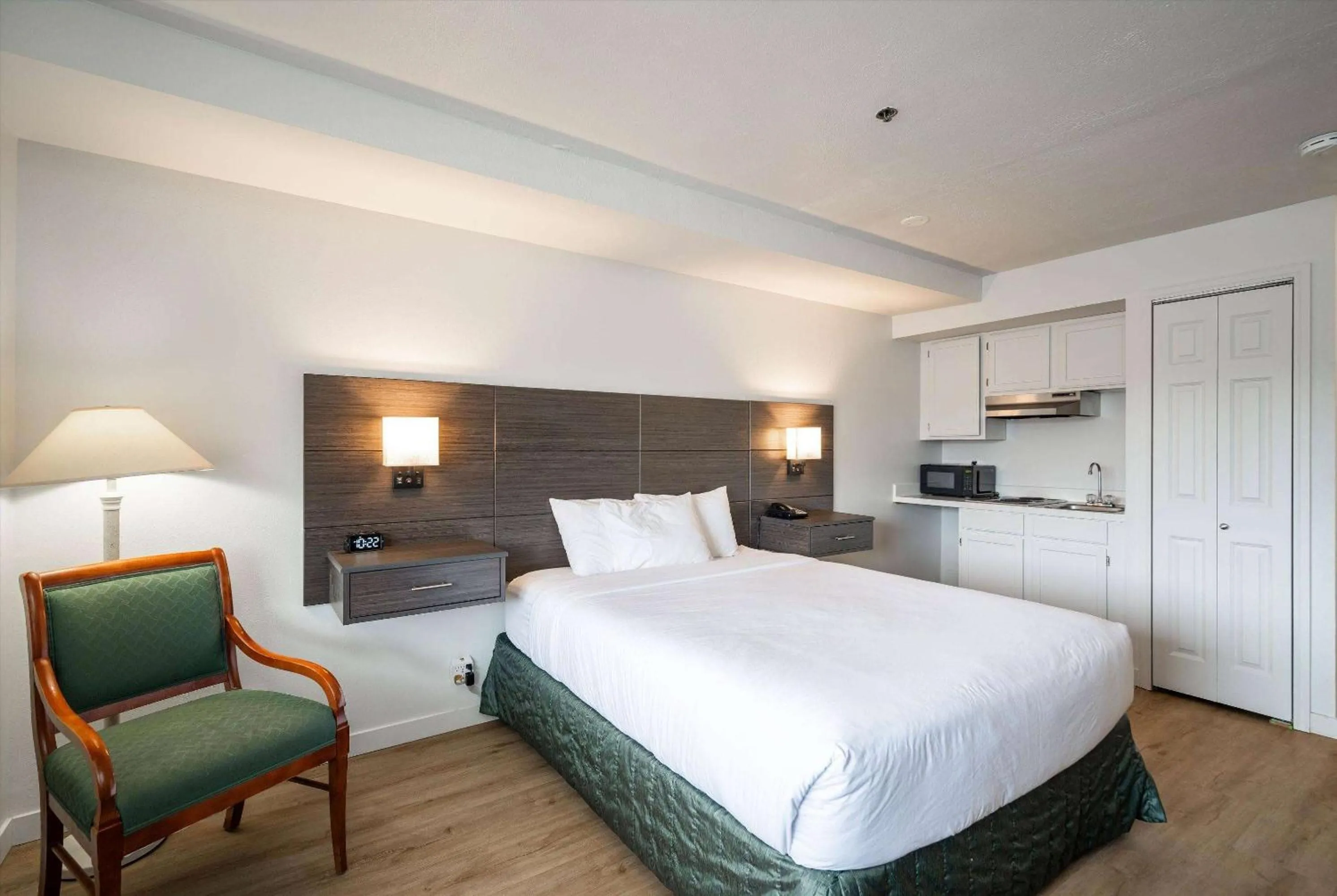 Photo of the whole room, Bed in Baymont INN & Suites by Wyndham