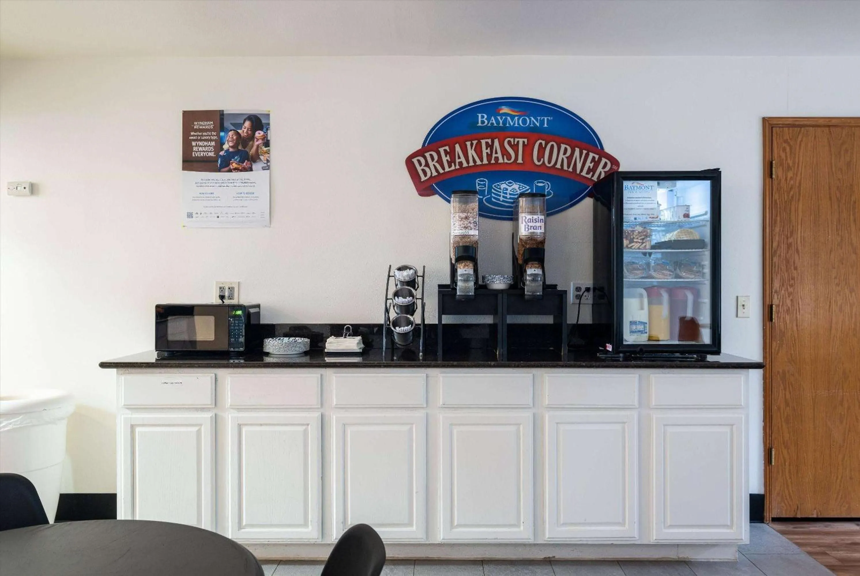 Breakfast in Baymont INN & Suites by Wyndham