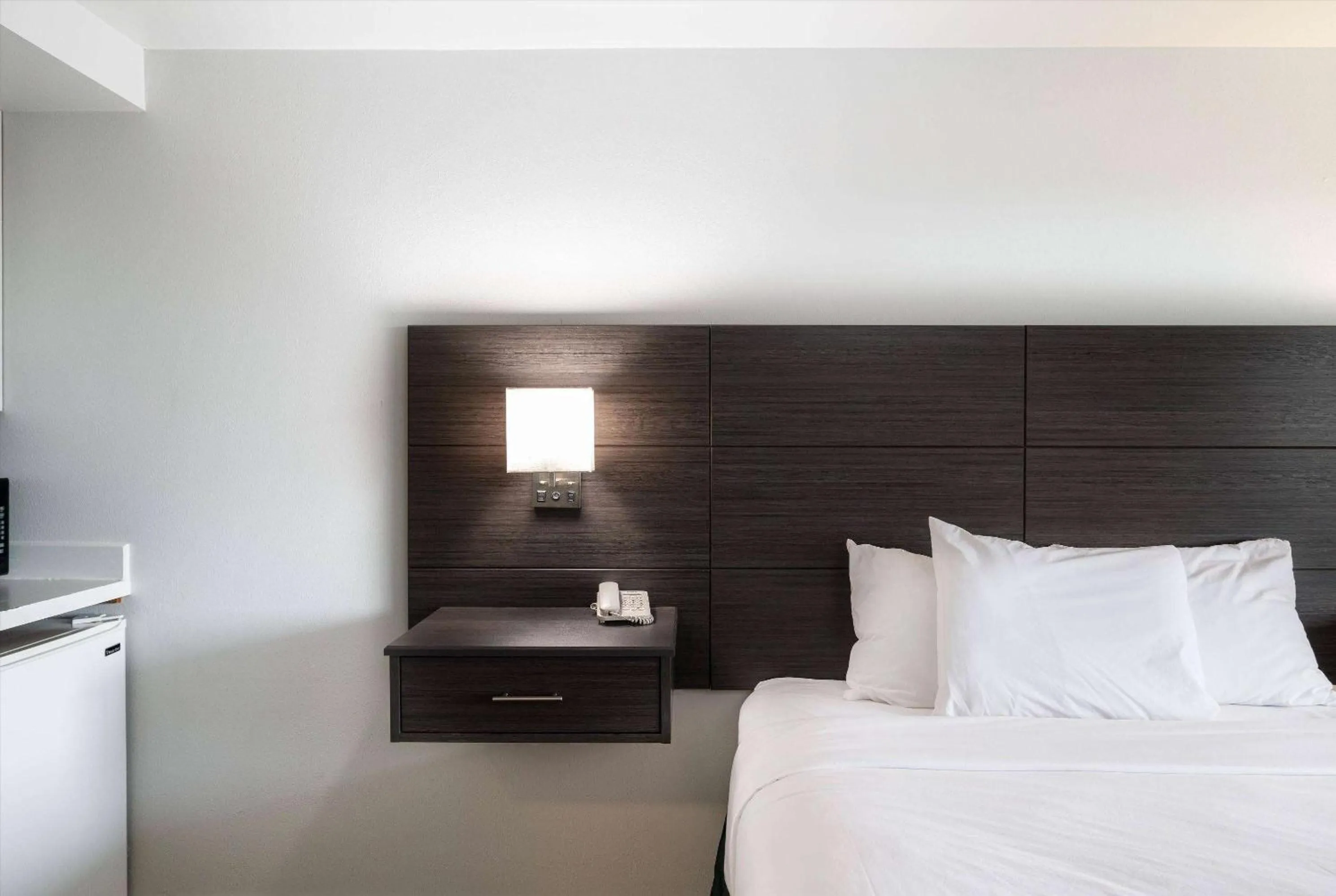 Photo of the whole room, Bed in Baymont INN & Suites by Wyndham