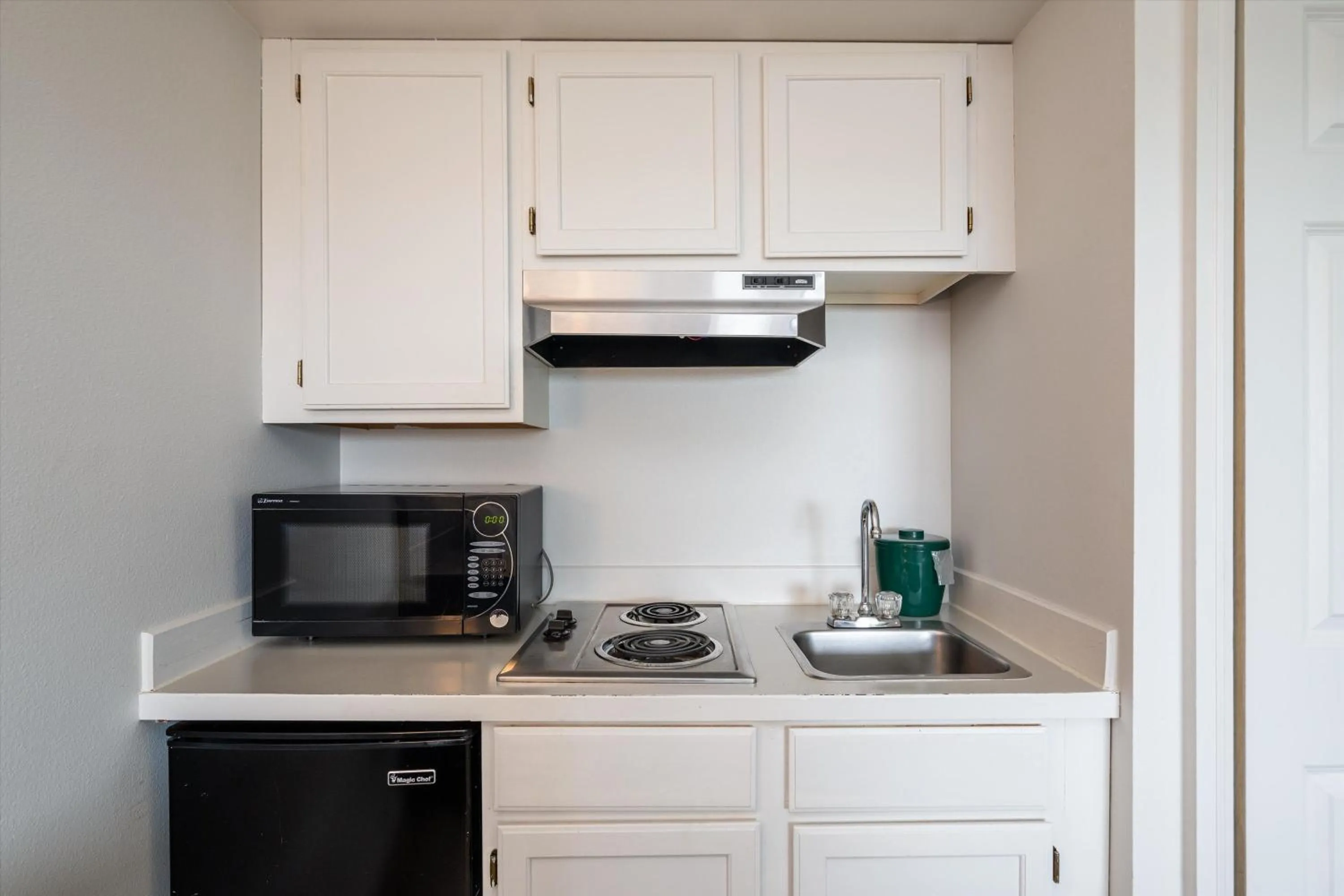 Kitchen or kitchenette in Baymont INN & Suites by Wyndham