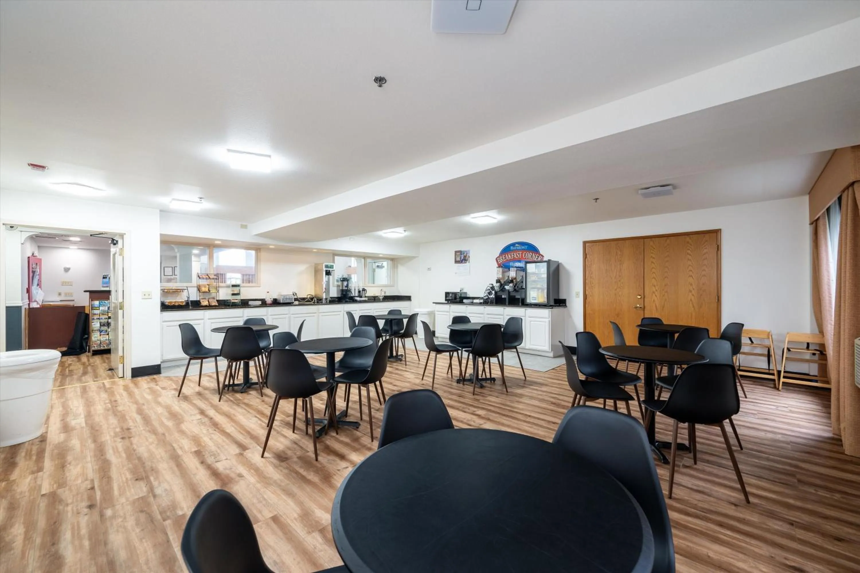 Breakfast in Baymont INN & Suites by Wyndham