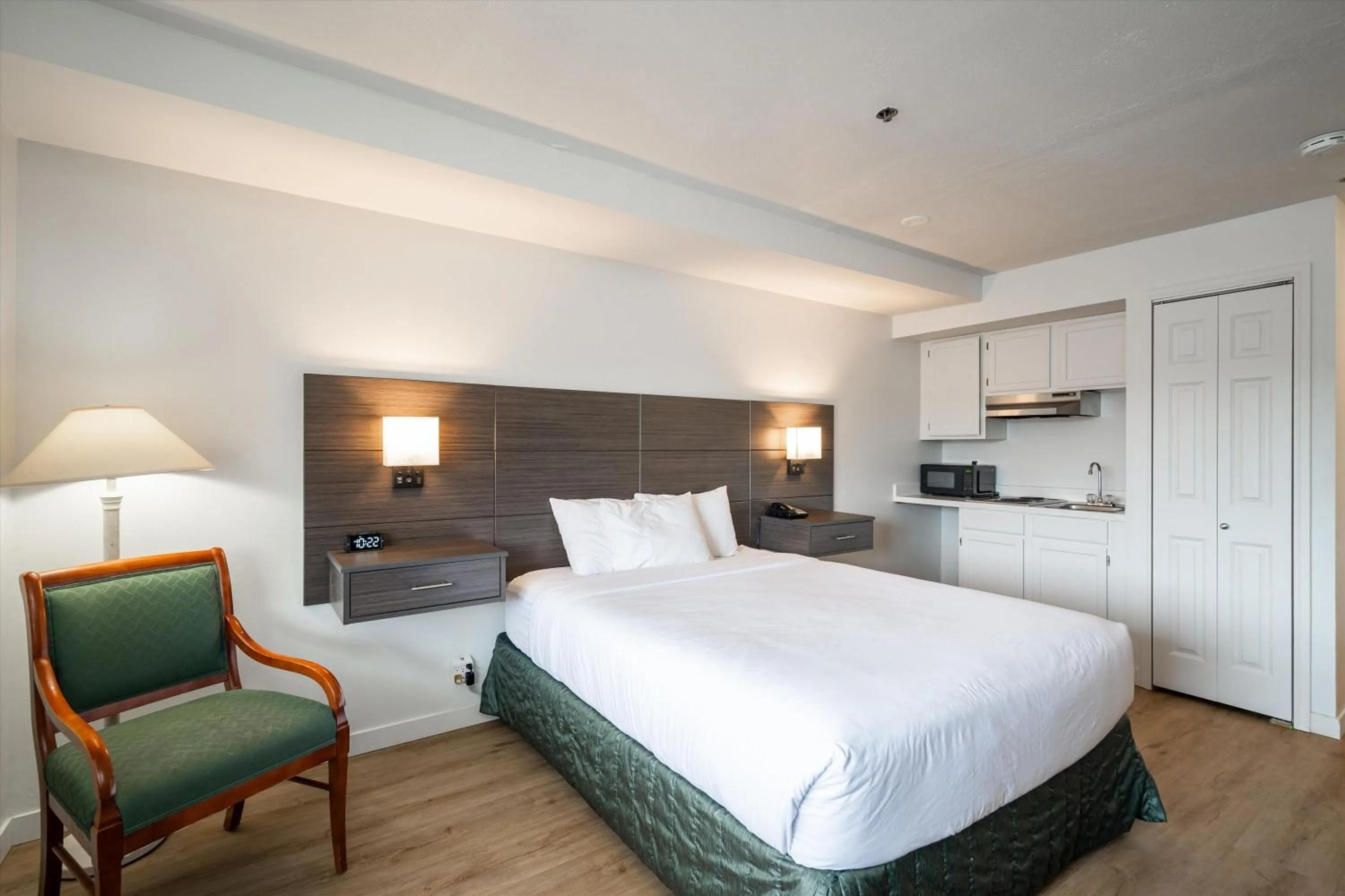 Photo of the whole room, Bed in Baymont INN & Suites by Wyndham