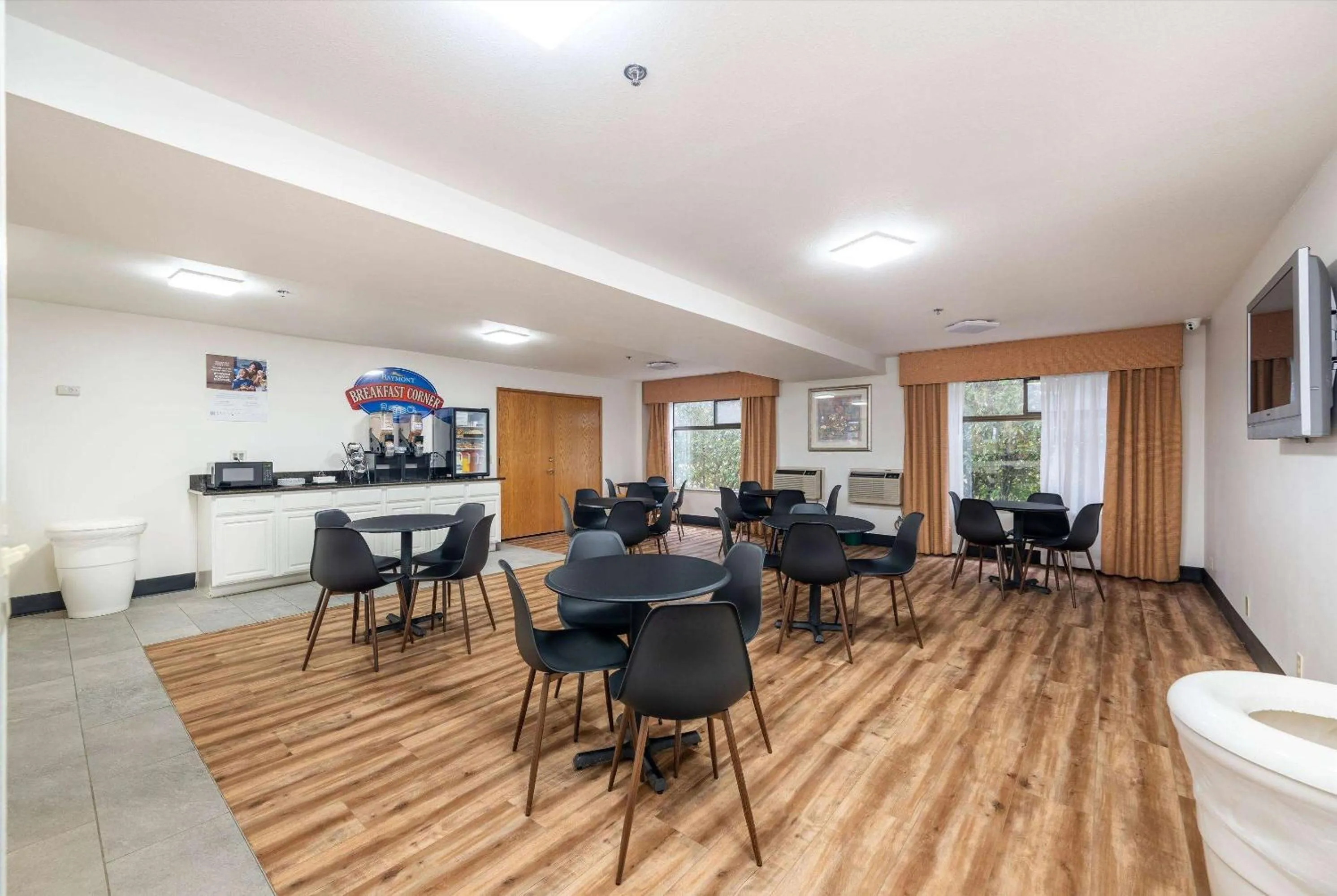 Breakfast in Baymont INN & Suites by Wyndham